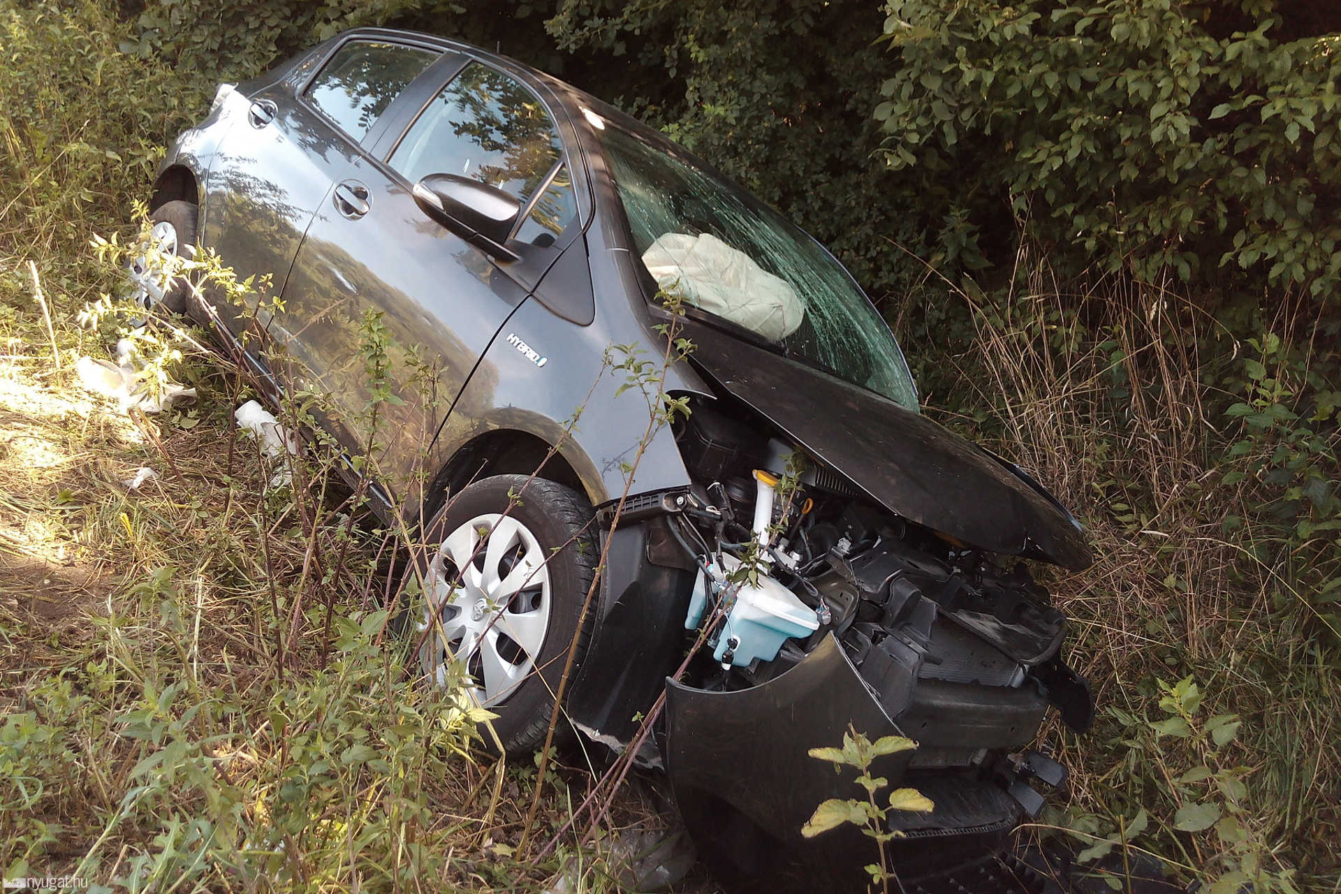 Sikertelenül küzdöttek a sofőr életéért a 84-es főúton
