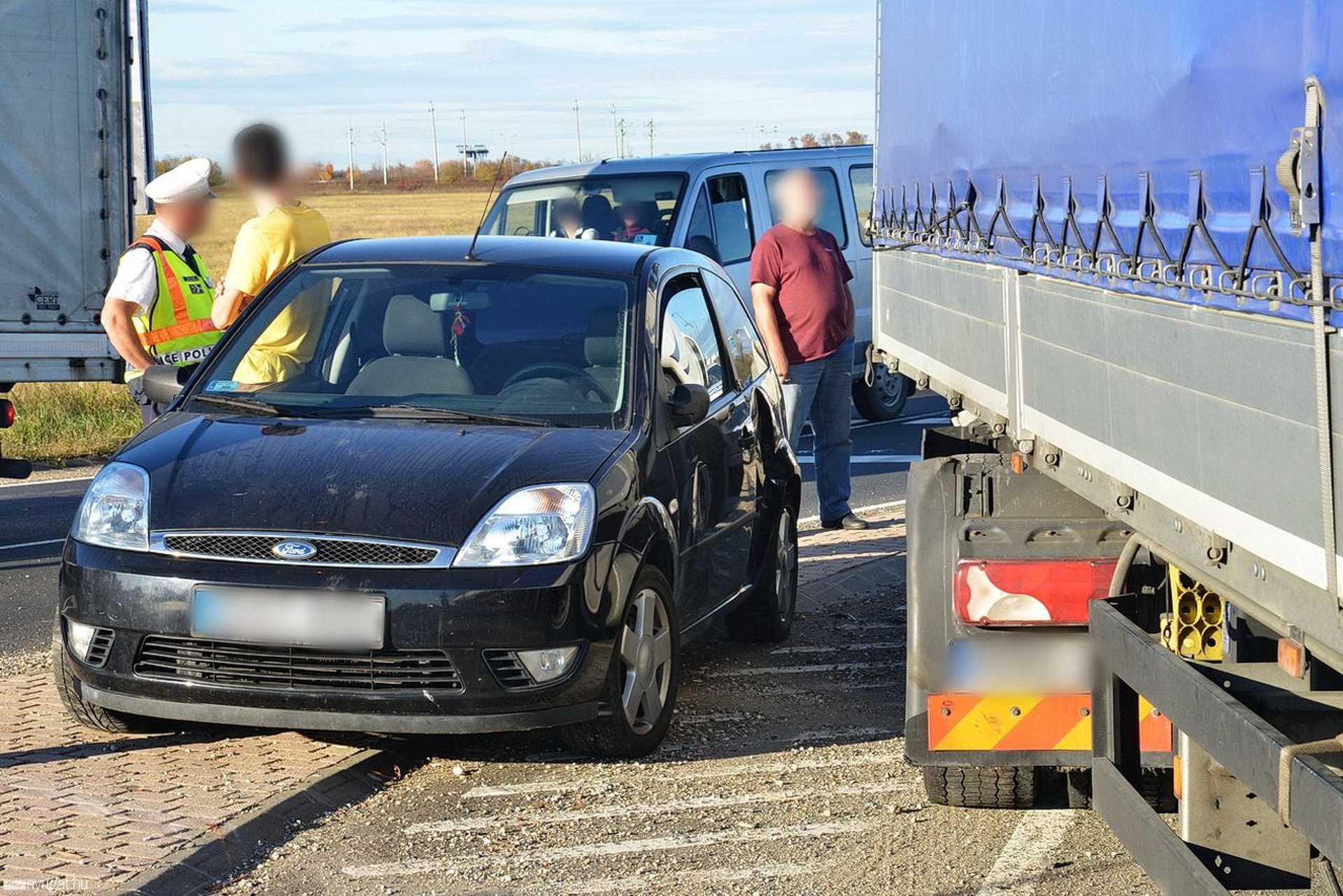 Kamion és személyautó balesete a körforgalomban
