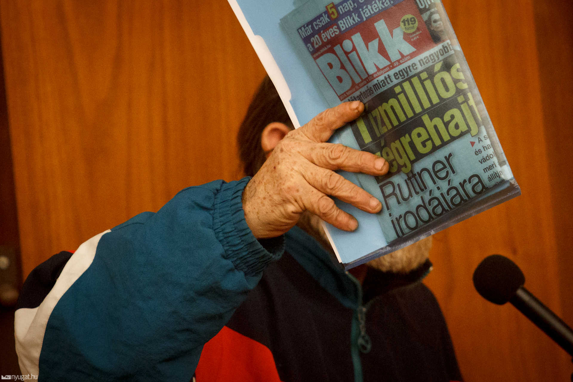 A Blikk ad hangsúlyt a hozzászóláshoz