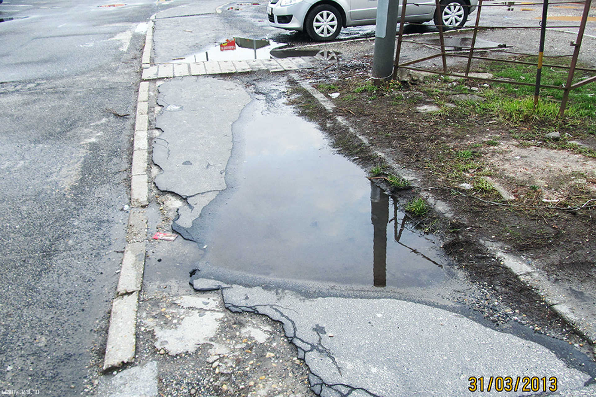 Kátyúk a piac melletti parkolóban