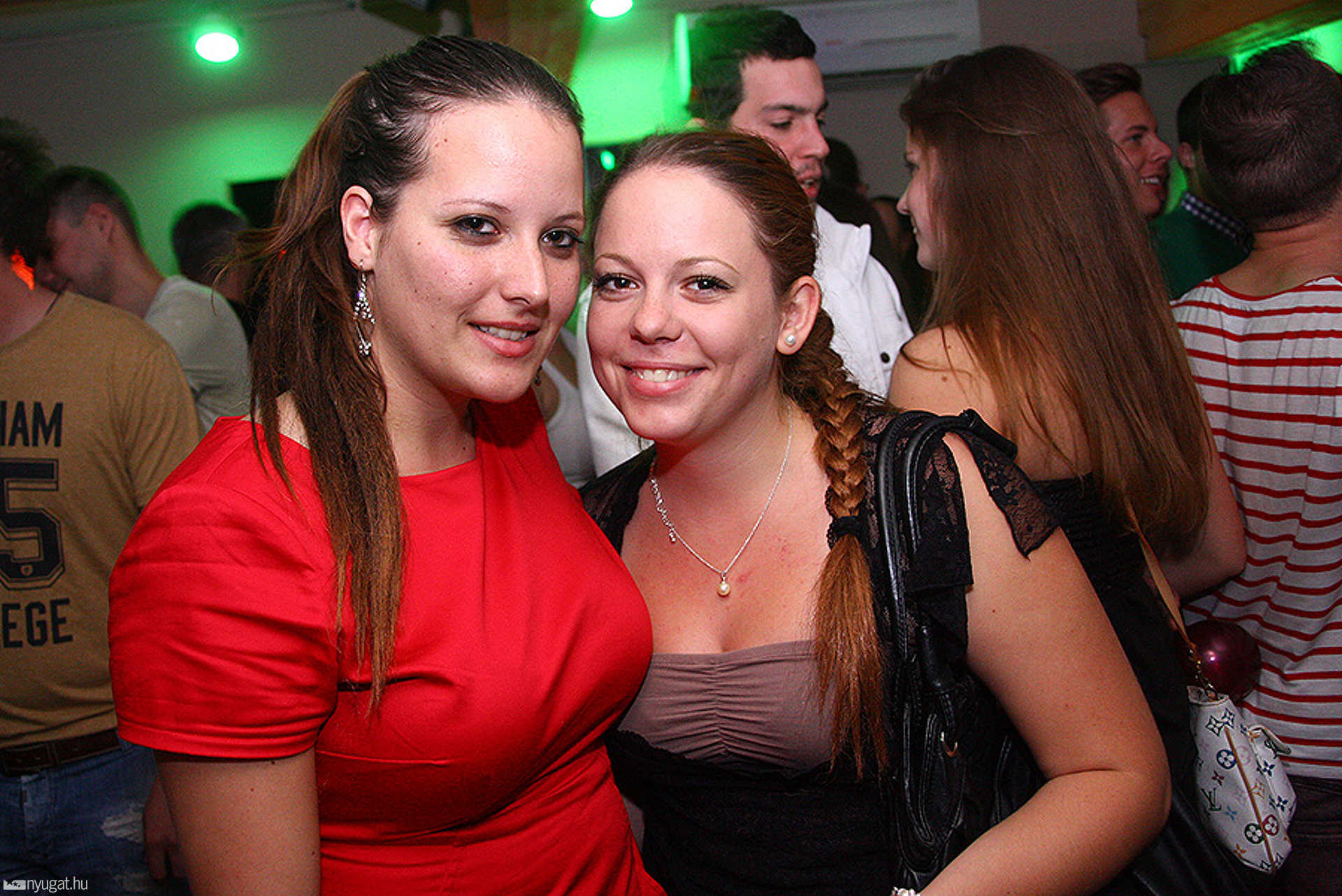 Pumpálj Rá party Teddel az egyetemi klubban