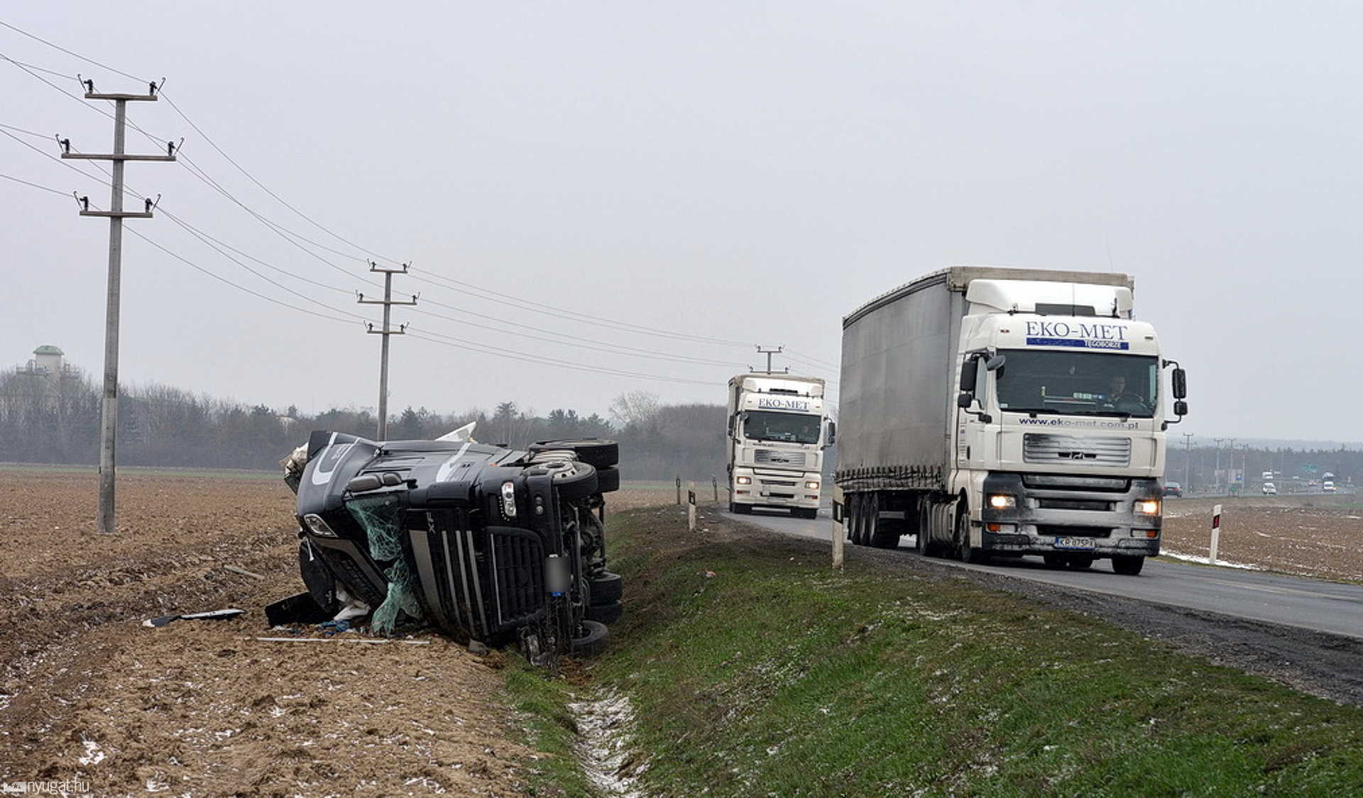 Széllökéstől az útról lehajtó, totálkáros kamion a 86-os főút Szombathelyt elkerülő szakaszán