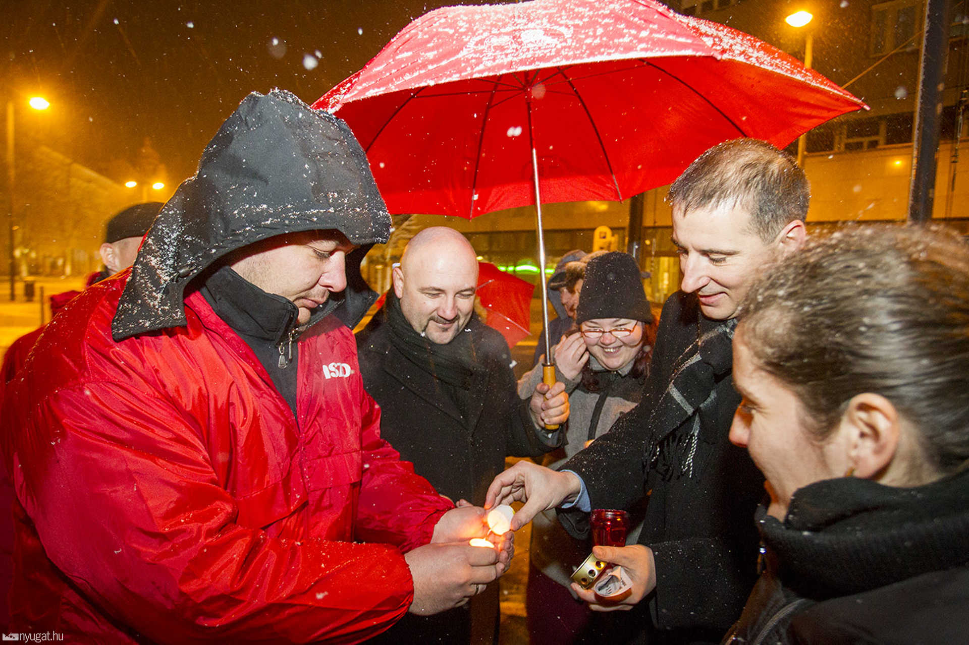 Baloldali demonstárció a városháza előtt