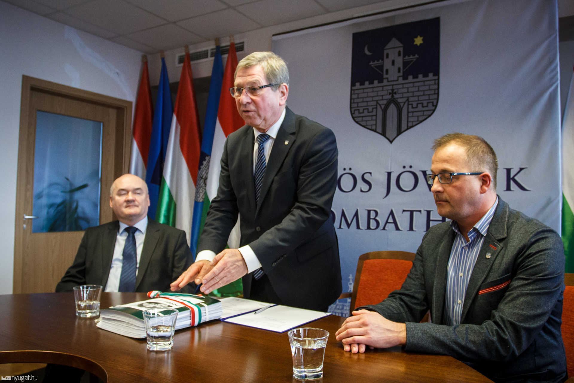 A FALCO-gyár környezetterhelése ellen indított petíciós aláírások átadása