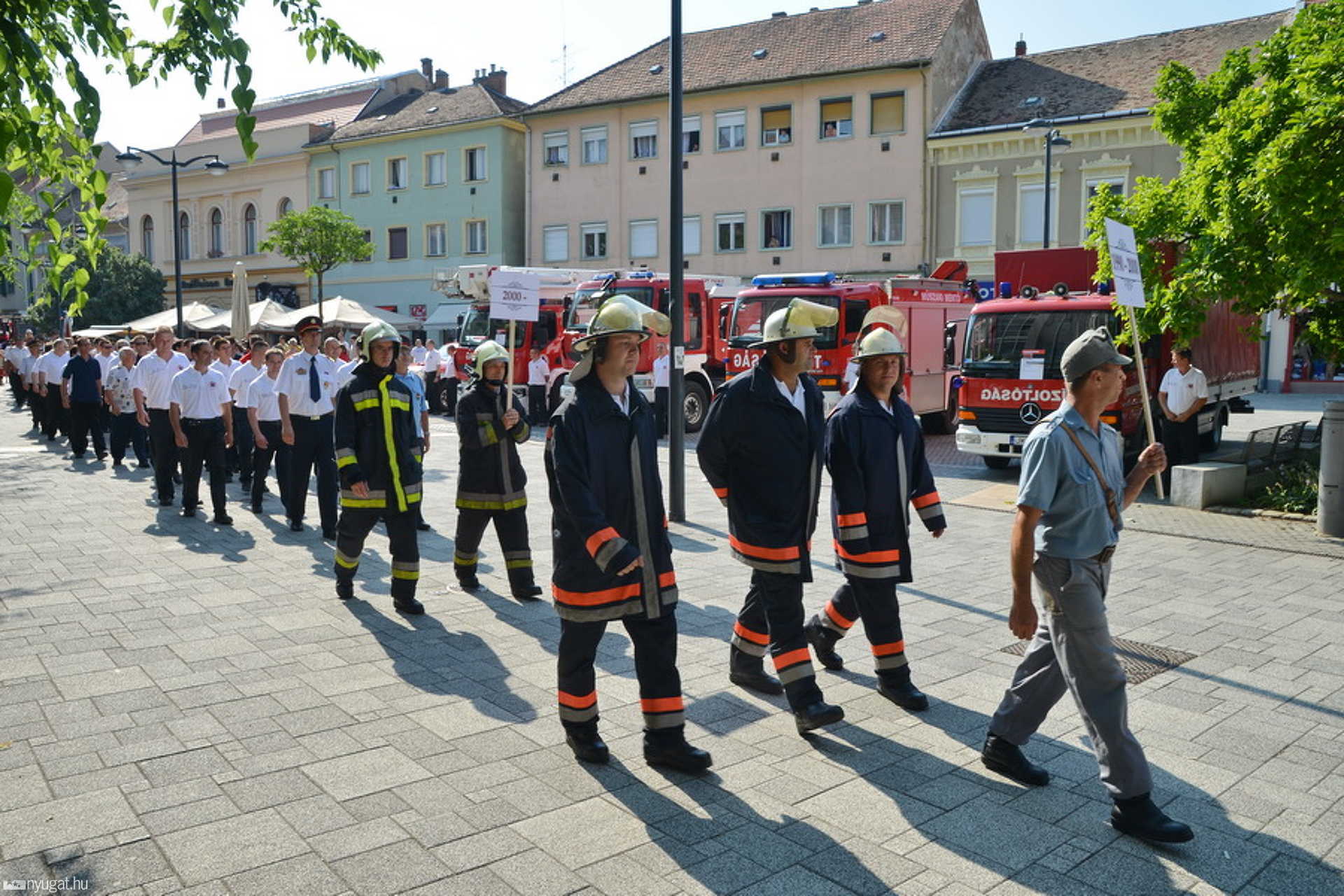 Tűzoltó felvonulás Szombathelyen a tűzoltóság 140 éves évfordulójának tiszteletére