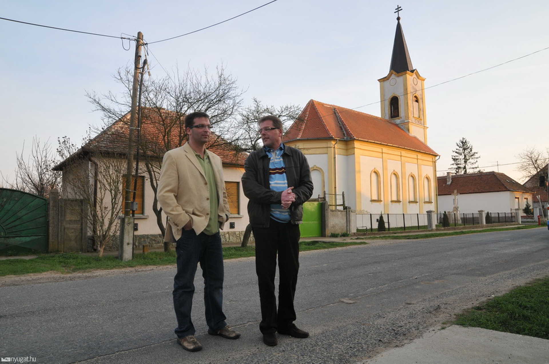 A SIA-Port ügyvezetője (balra) urnazáráskor érkezett a faluba