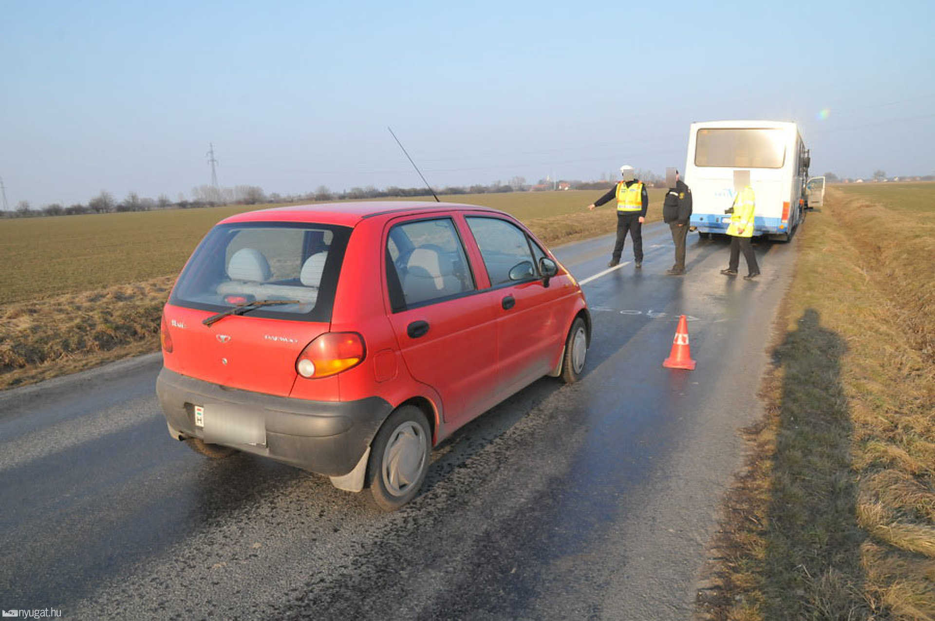 Padlófékkel állt meg a figyelmetlen sofőr