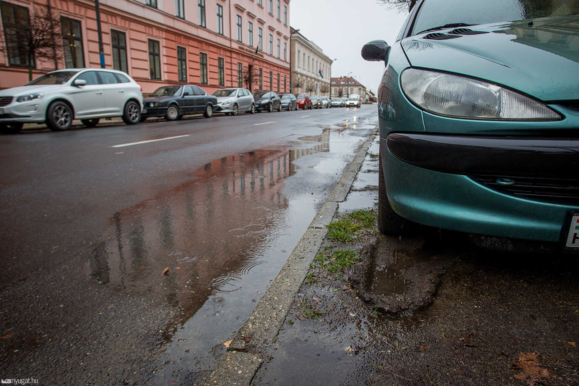 Szabálytalan parkolás a Zrínyi utcában
