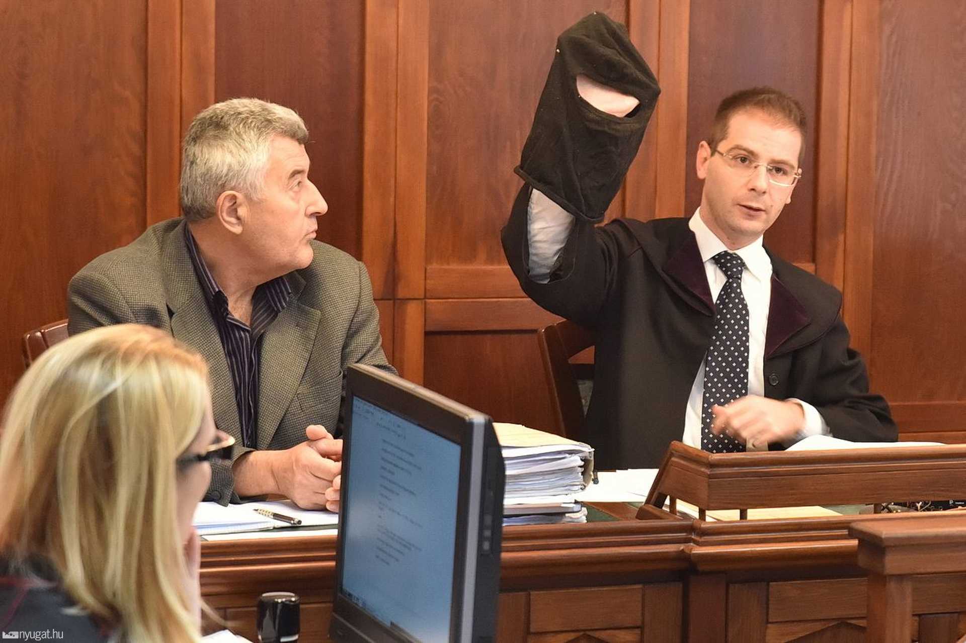A kenyeres autót elrabló férfit vezetik a tárgyalásra
