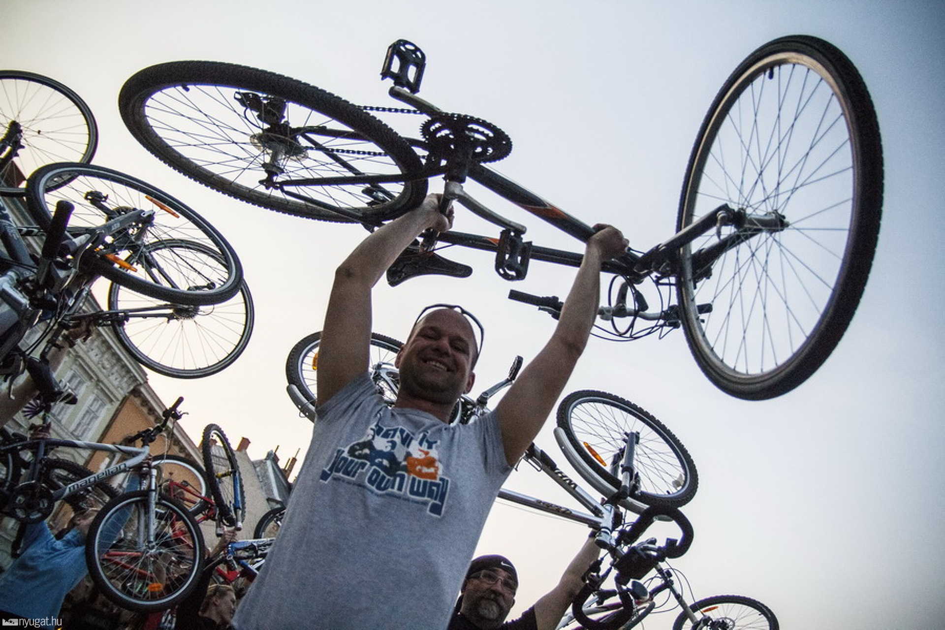 Critical Mass Tavasz