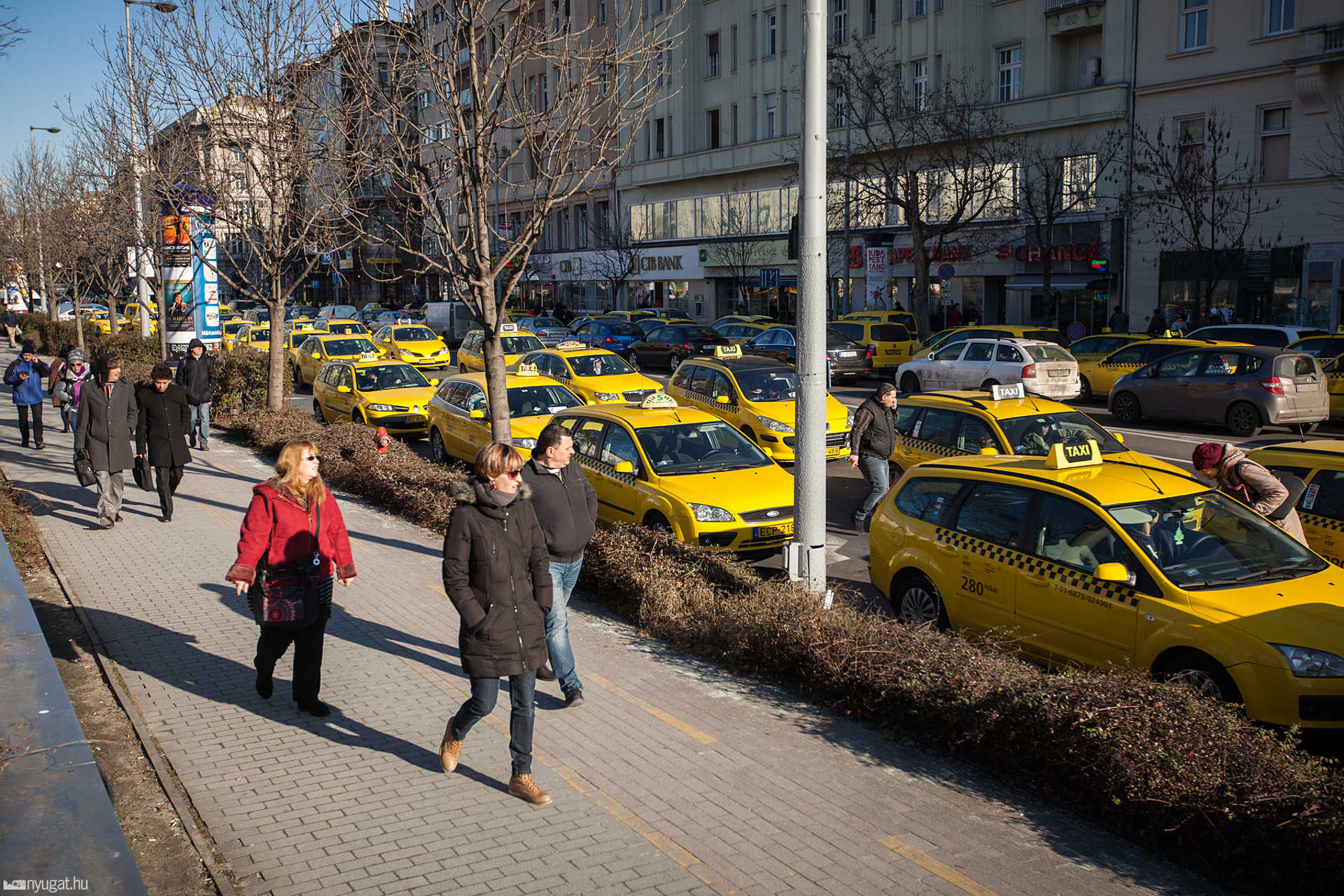 Taxisok tüntettek az Uber ellen Budapesten