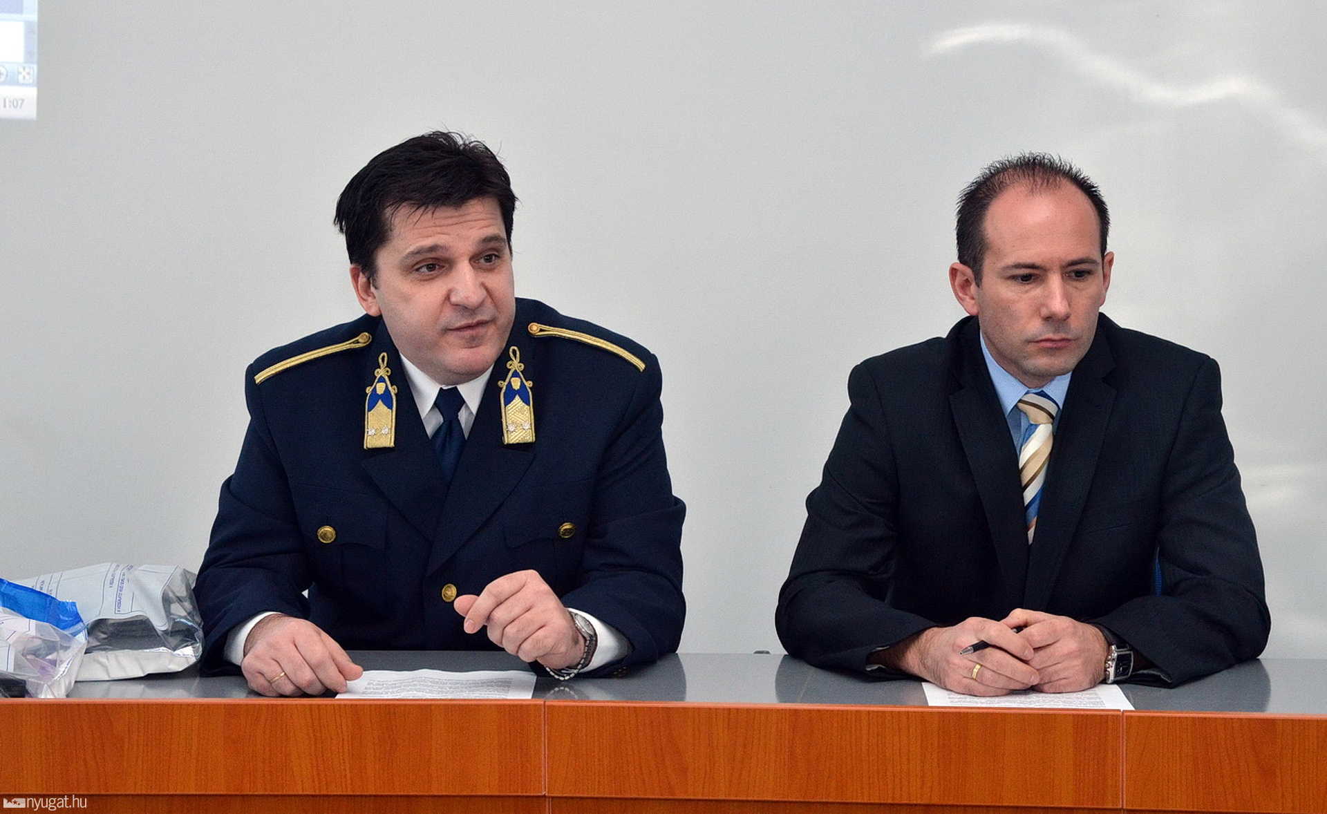 Tánczos István r.alezredes (b.) és Szakács Szabolcs r.őrnagy a sajtótájékoztatón