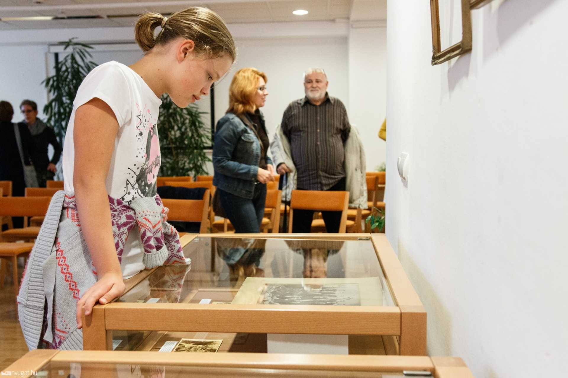 Megőrzött pillanatok kiállítás a könyvtárban