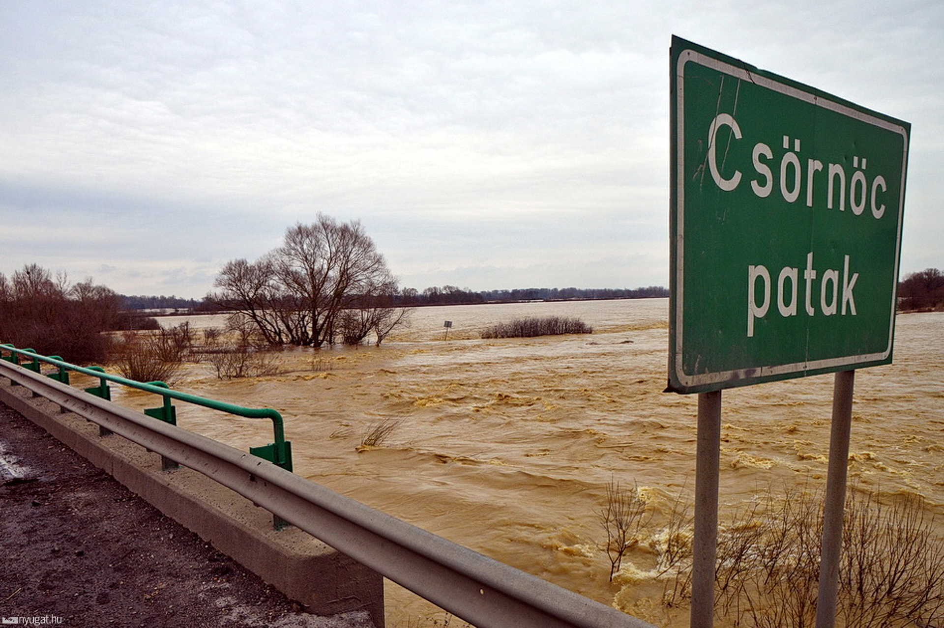 A Csörnöc patak áradása Körmend közelében, a 86-os főútnál