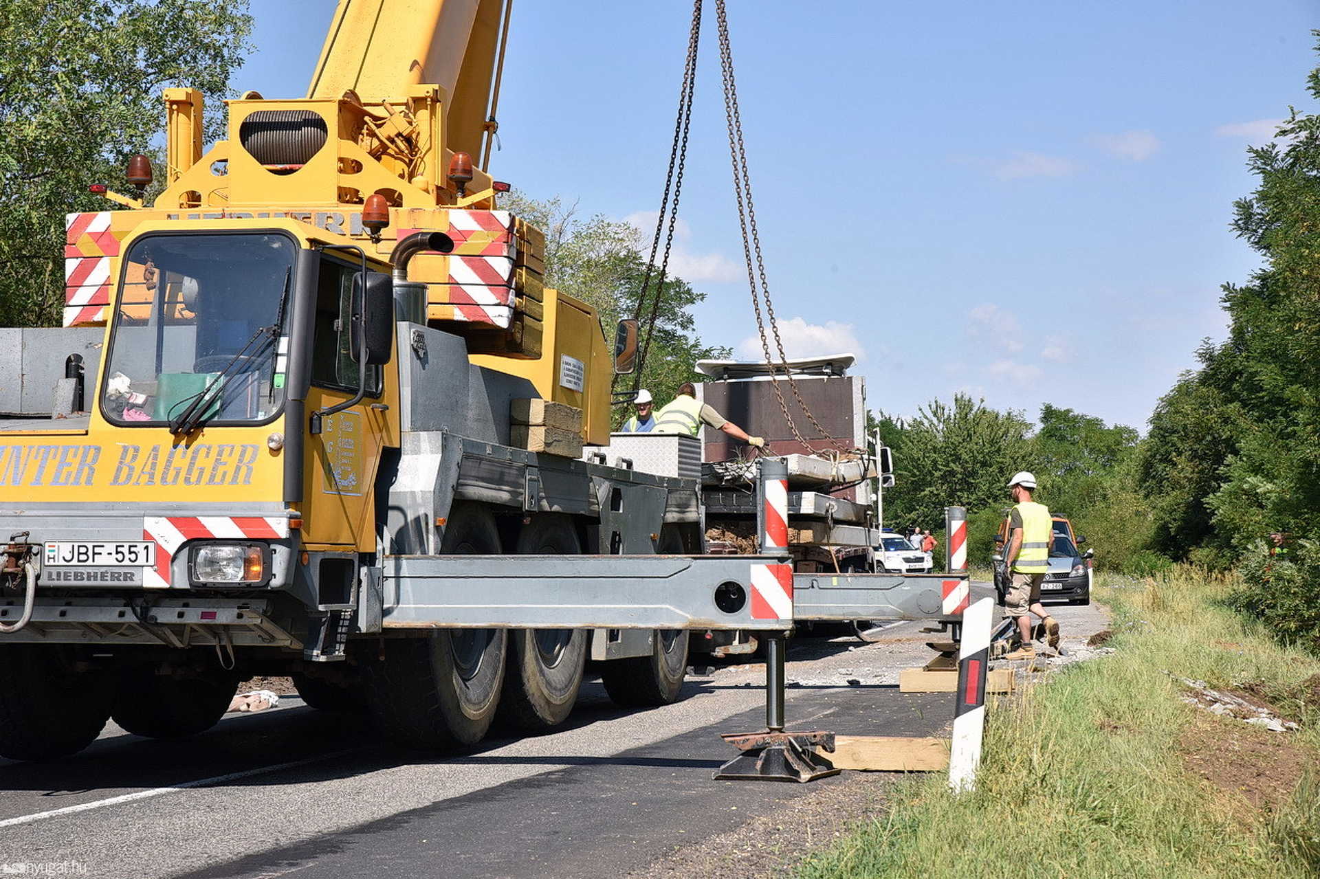 Betonlapok zuhantak a 87-esre Csempeszkopács közelében