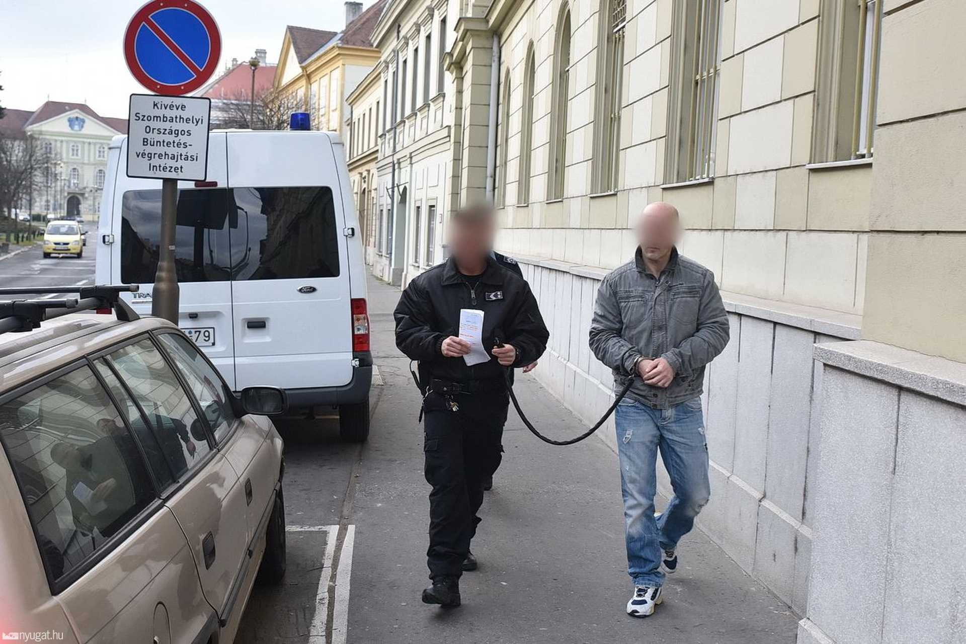 A kenyeres autót elrabló férfit vezetik a tárgyalásra