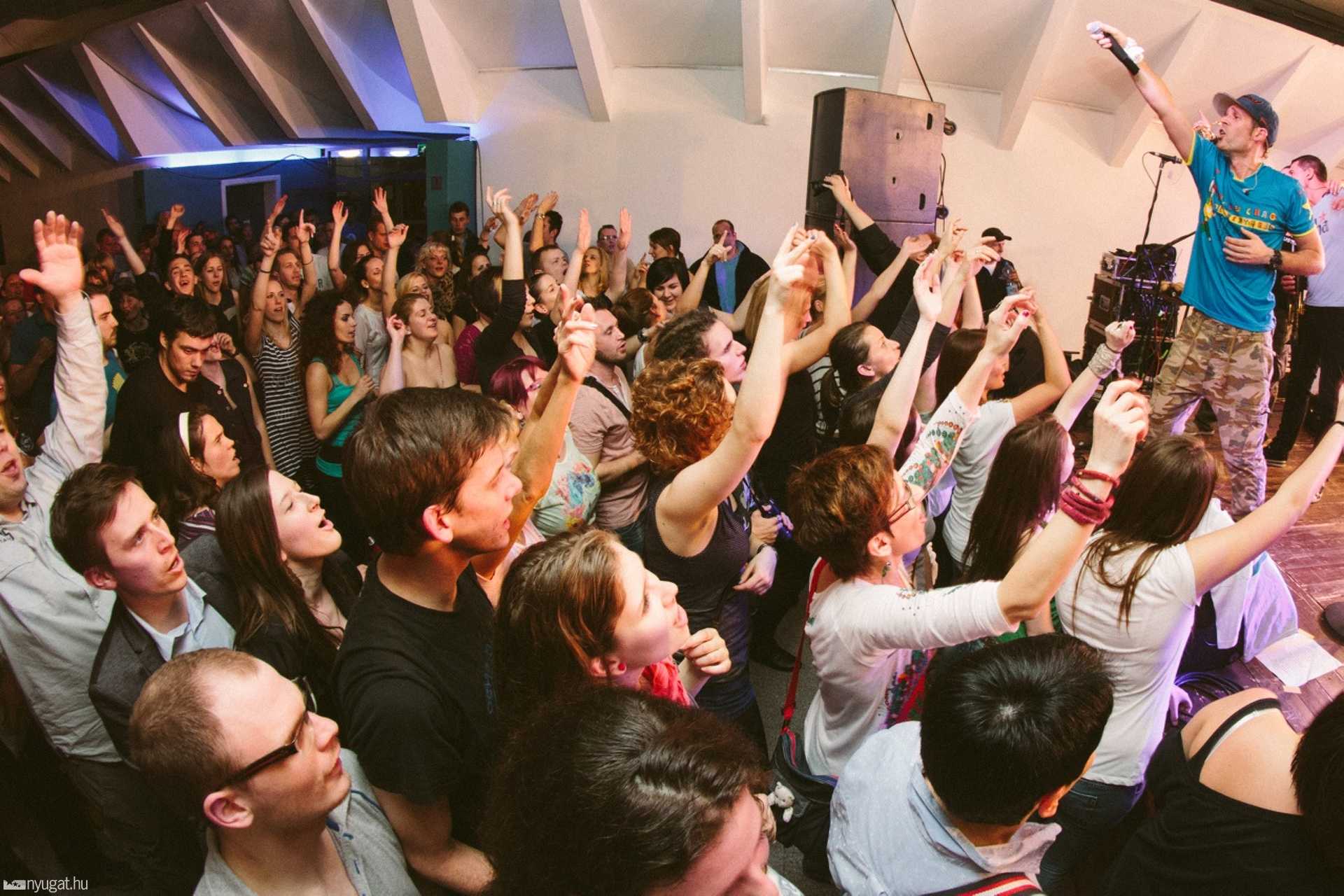 Ocho Macho koncert a Savaria moziban