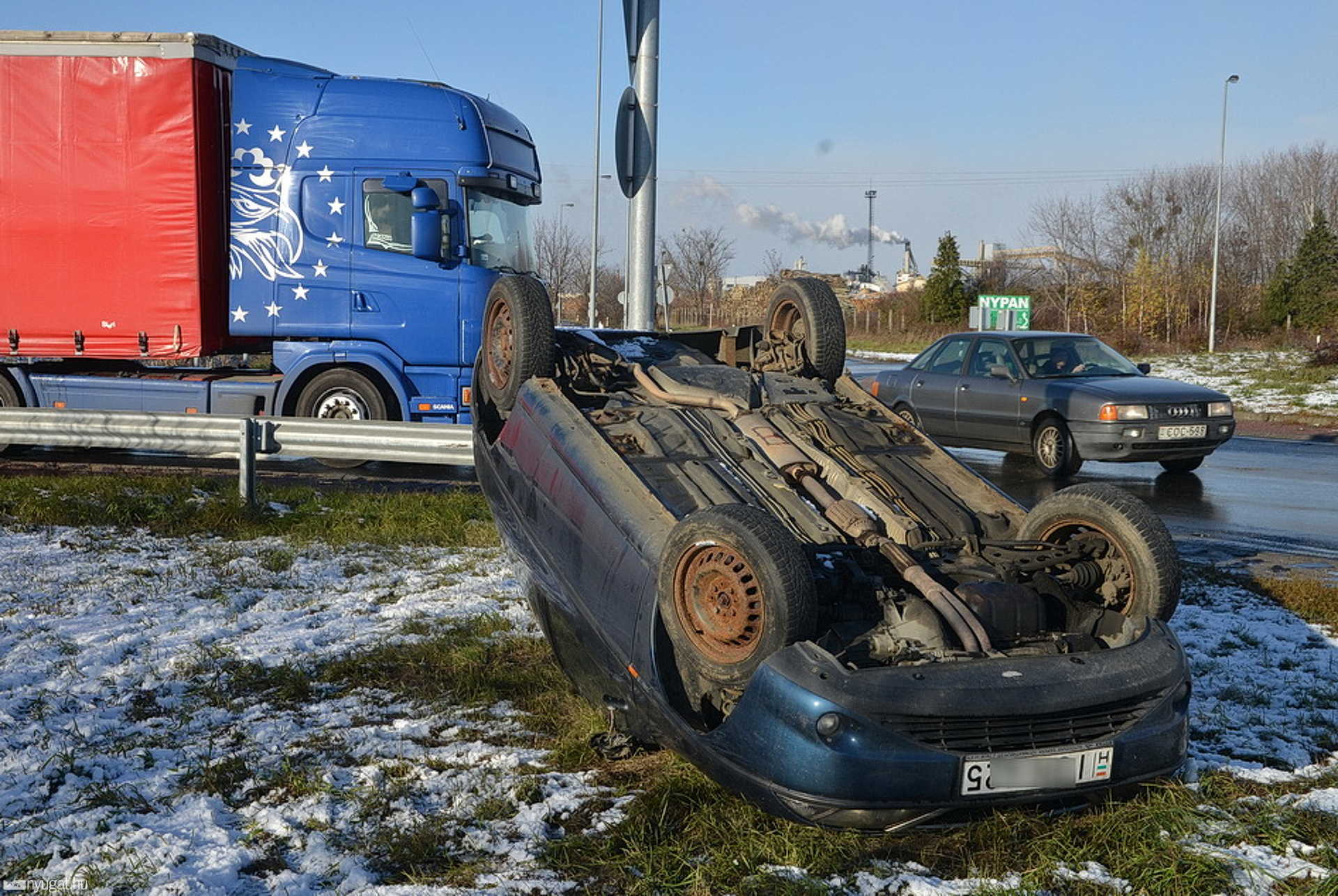 Felborított Lancia a 86-os út mellett, a vépi körforgalomnál