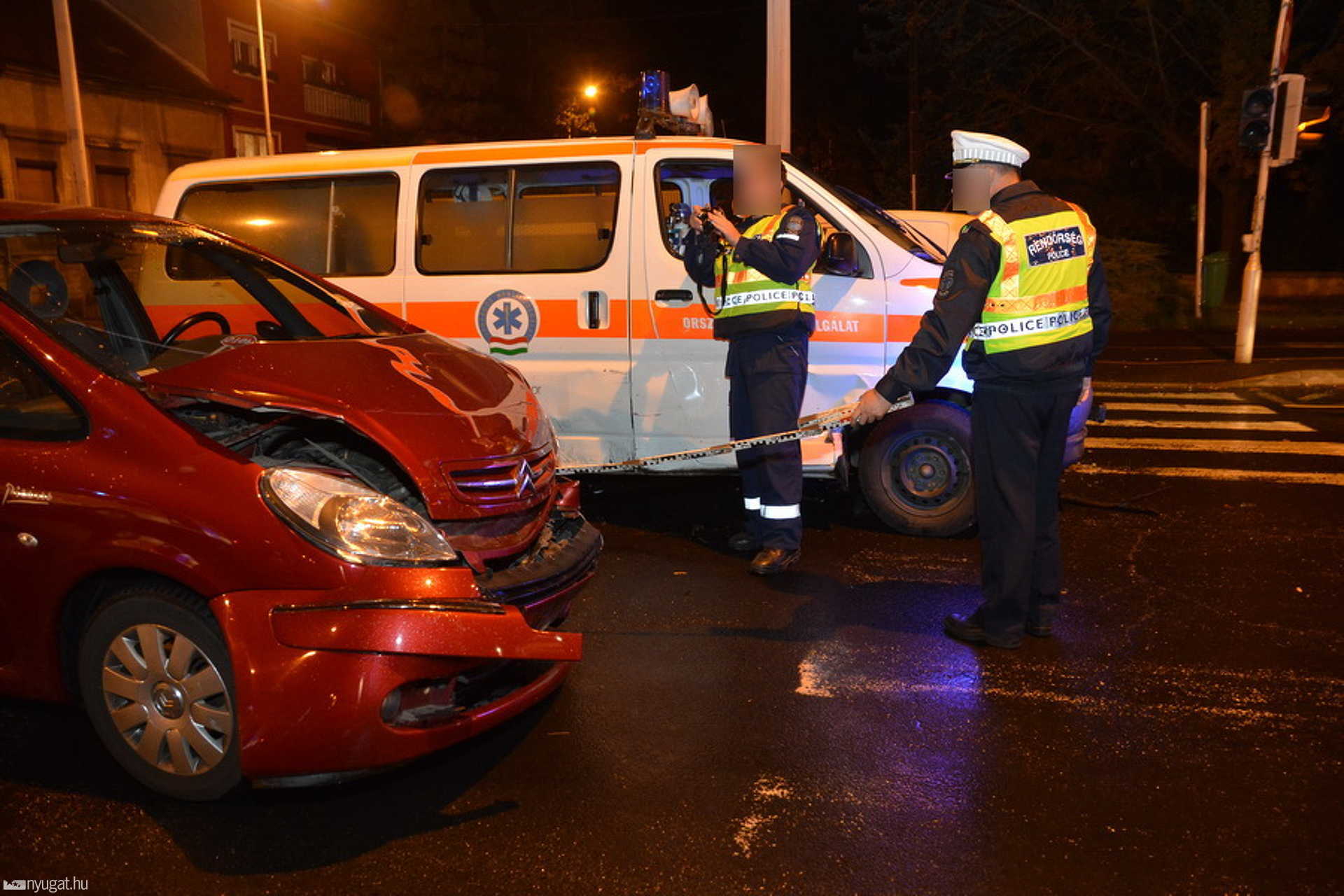 Szirénázó mentőautóval ütközött Citroen Szombathelyen
