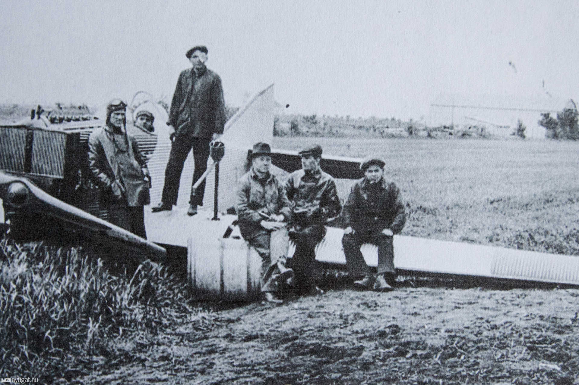 Junkers F-13 kényszerleszállása a reptéren