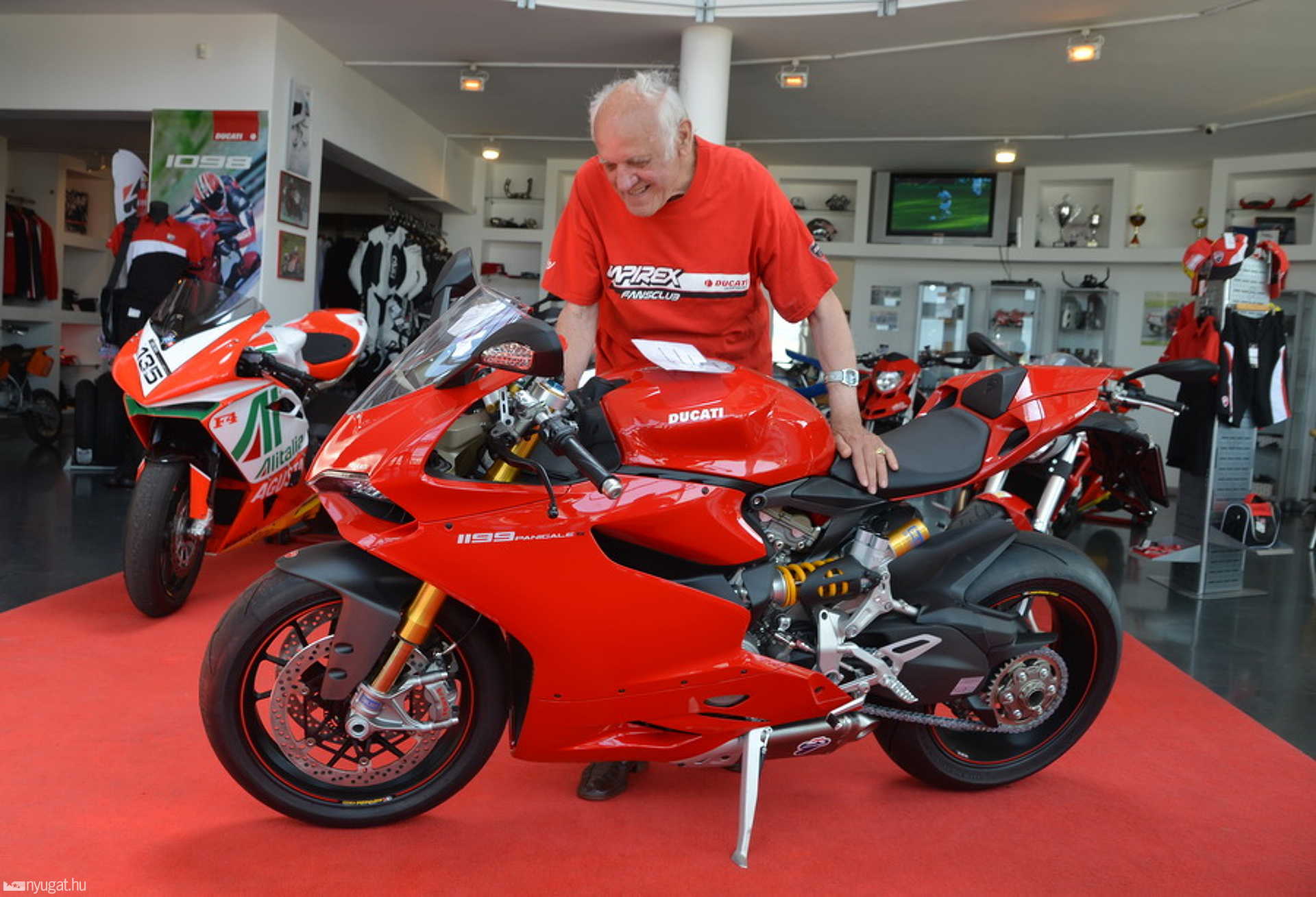 Ducati versenymotort vett a 85 éves Bálint Mátyás