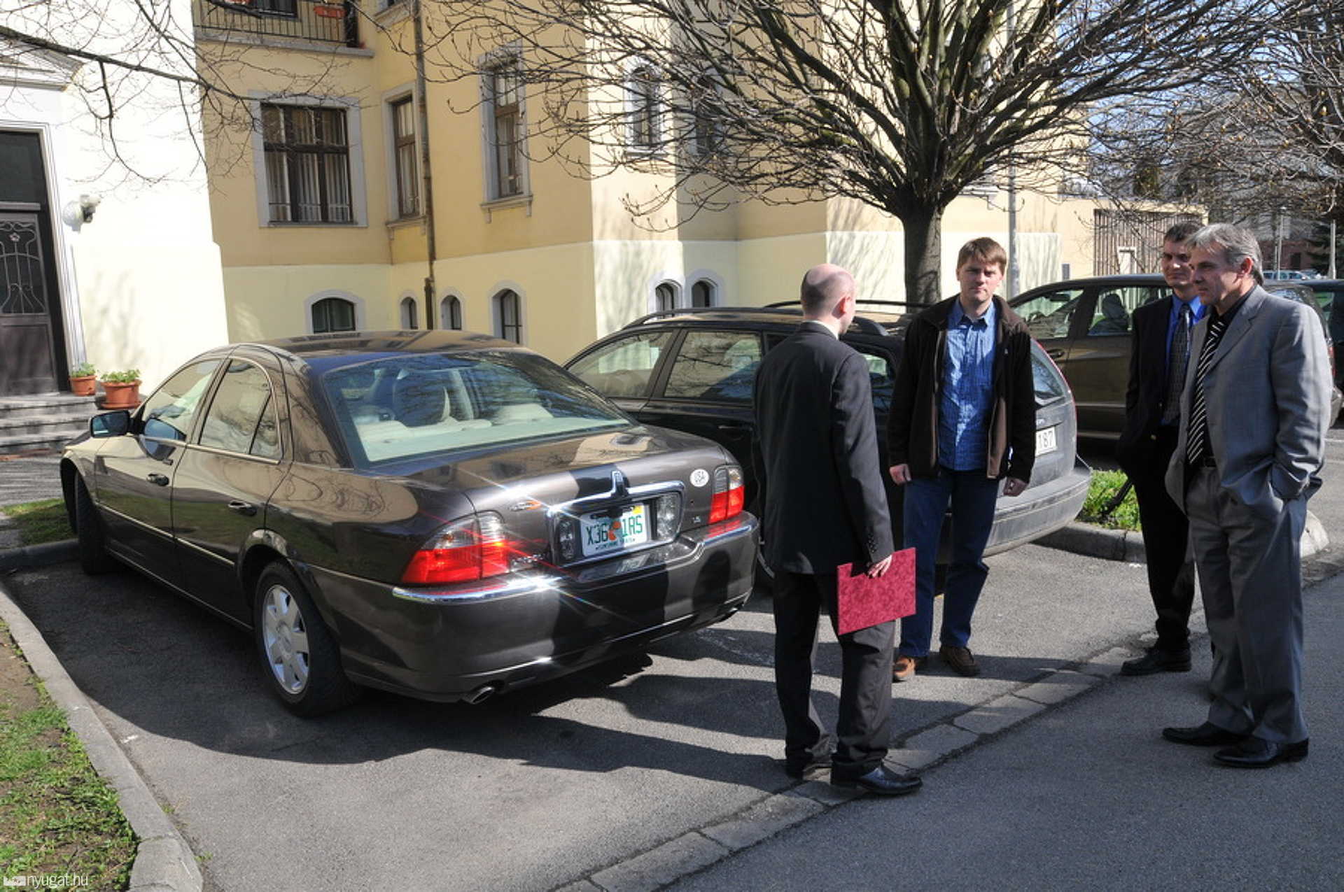 Inkubátorokat, defibrillátort és luxusautót adományozott Vécsey László