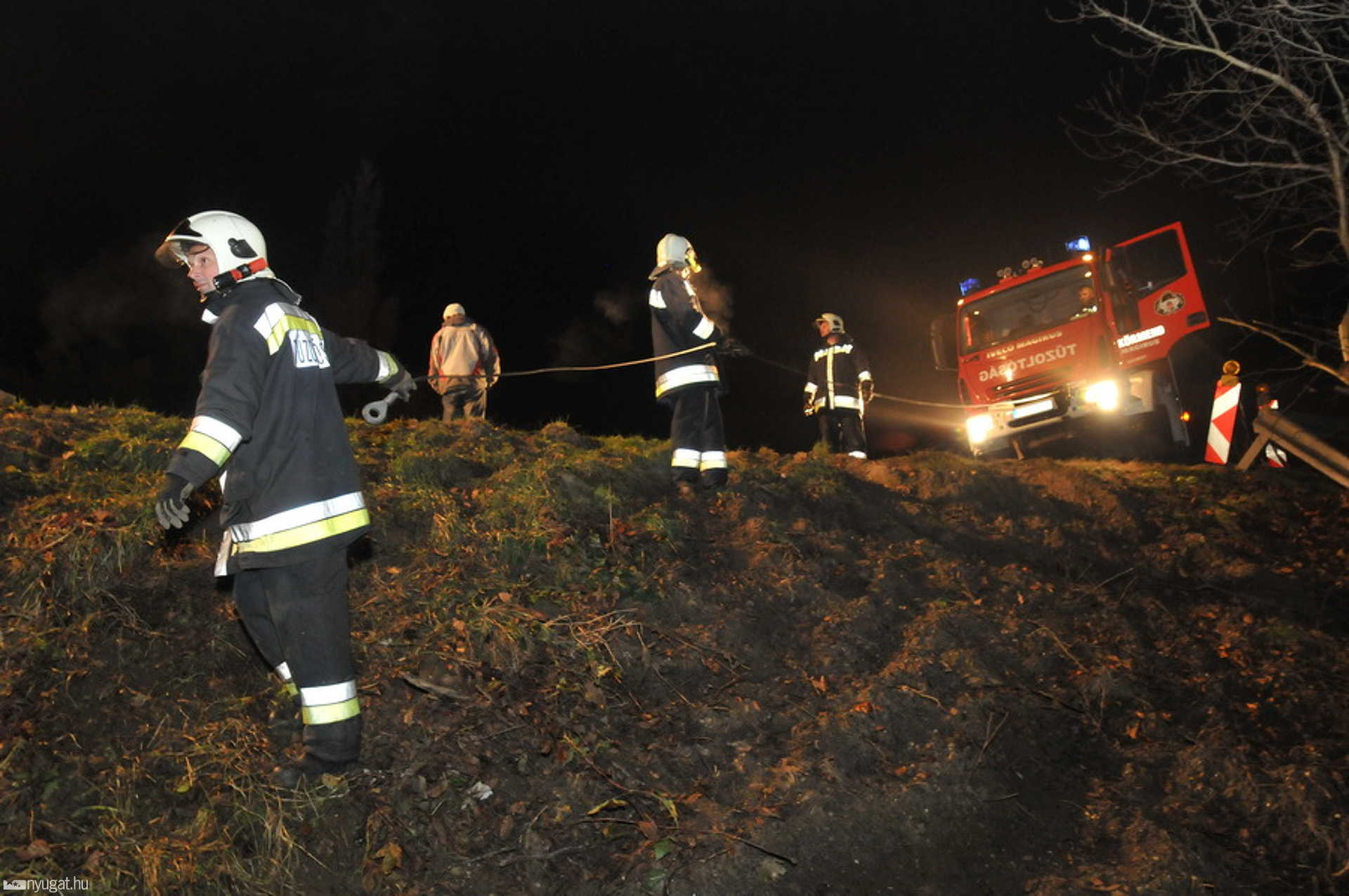 Lerepült az útról és fák közé csapódott az Audi Hegyhátsálnál