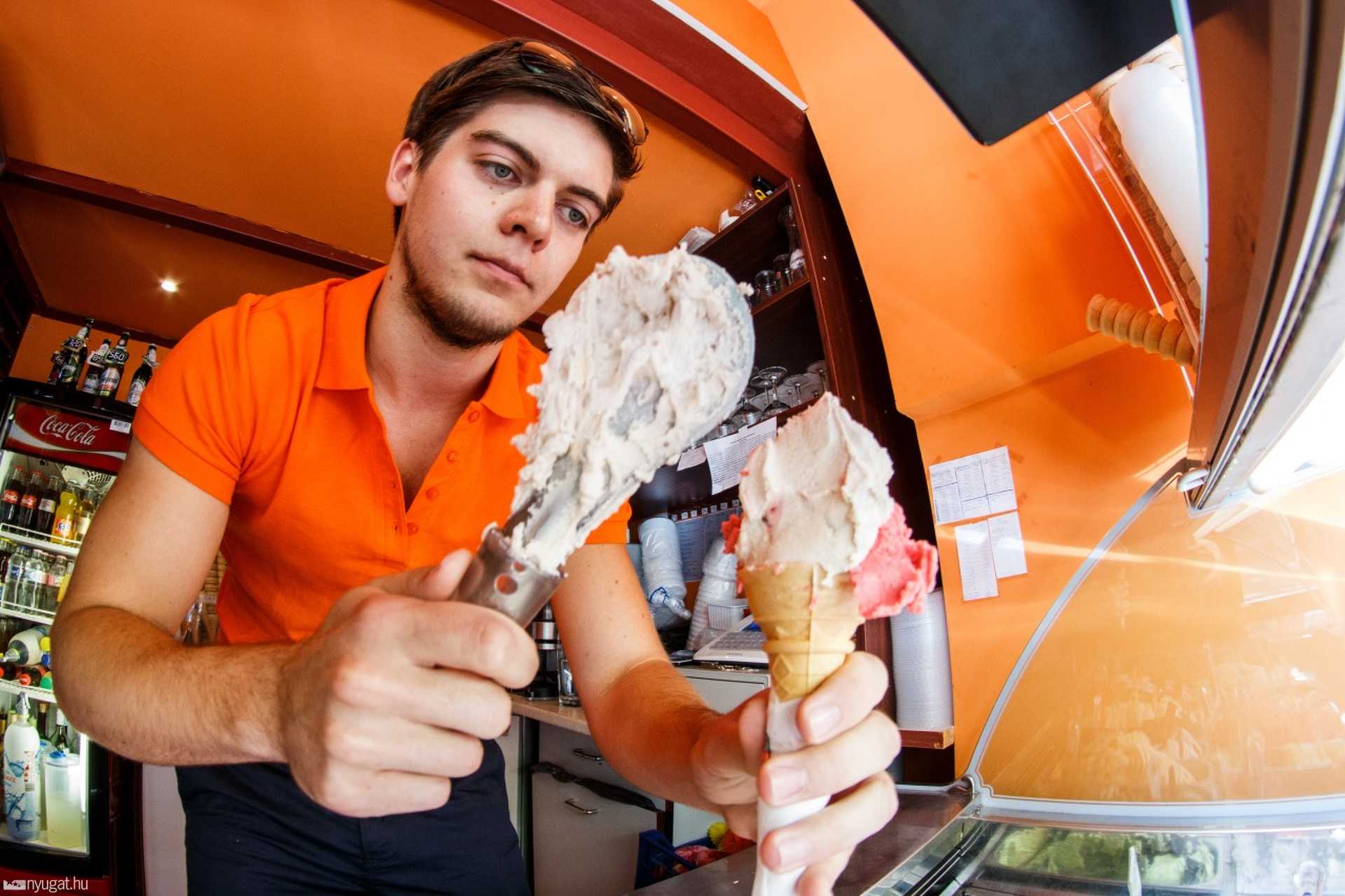 Nagy Jonathan fagyit mér a Dolce Vezzo fagyizóban