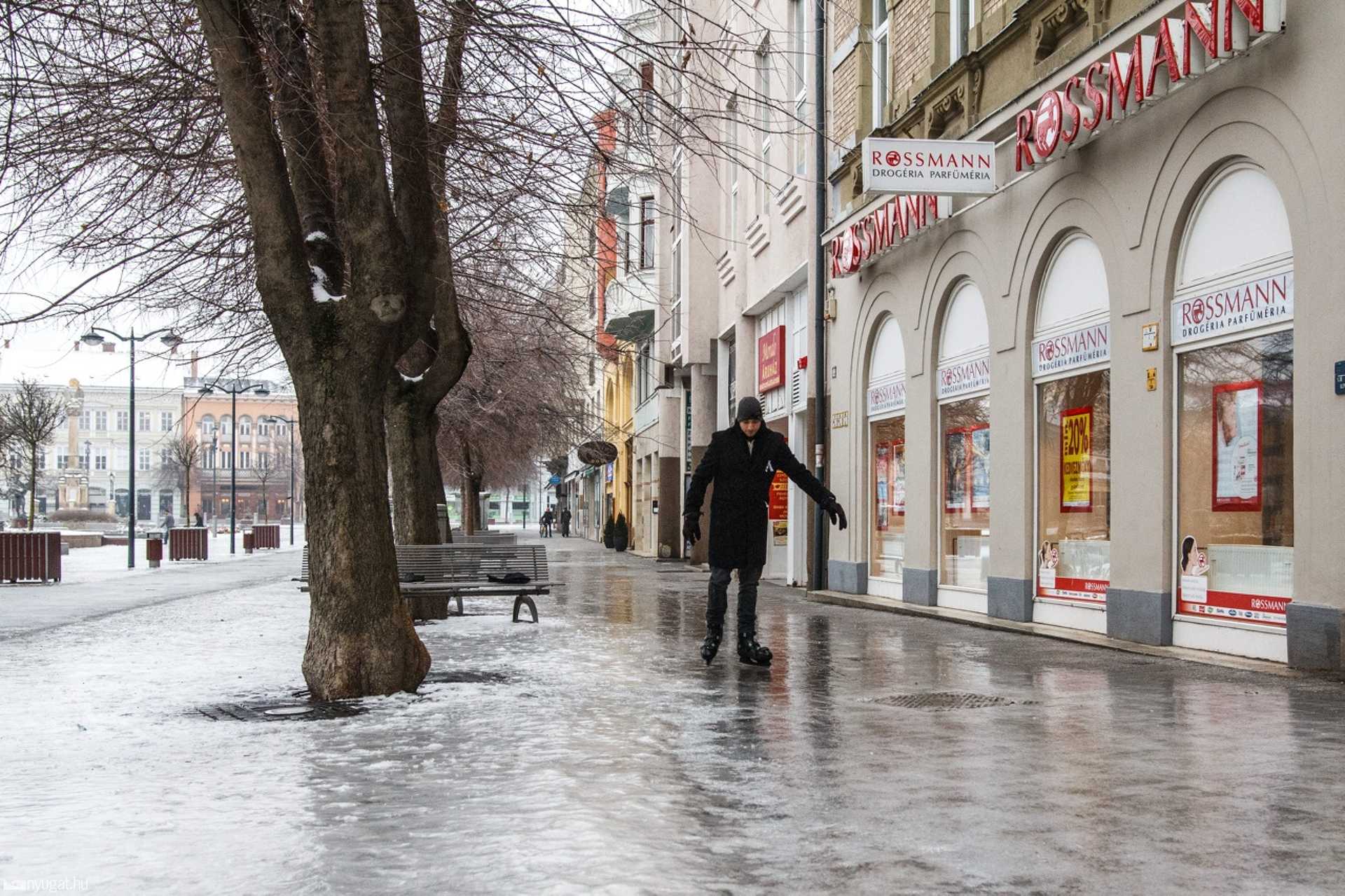 Unger Márton korcsolyázik a Fő téren