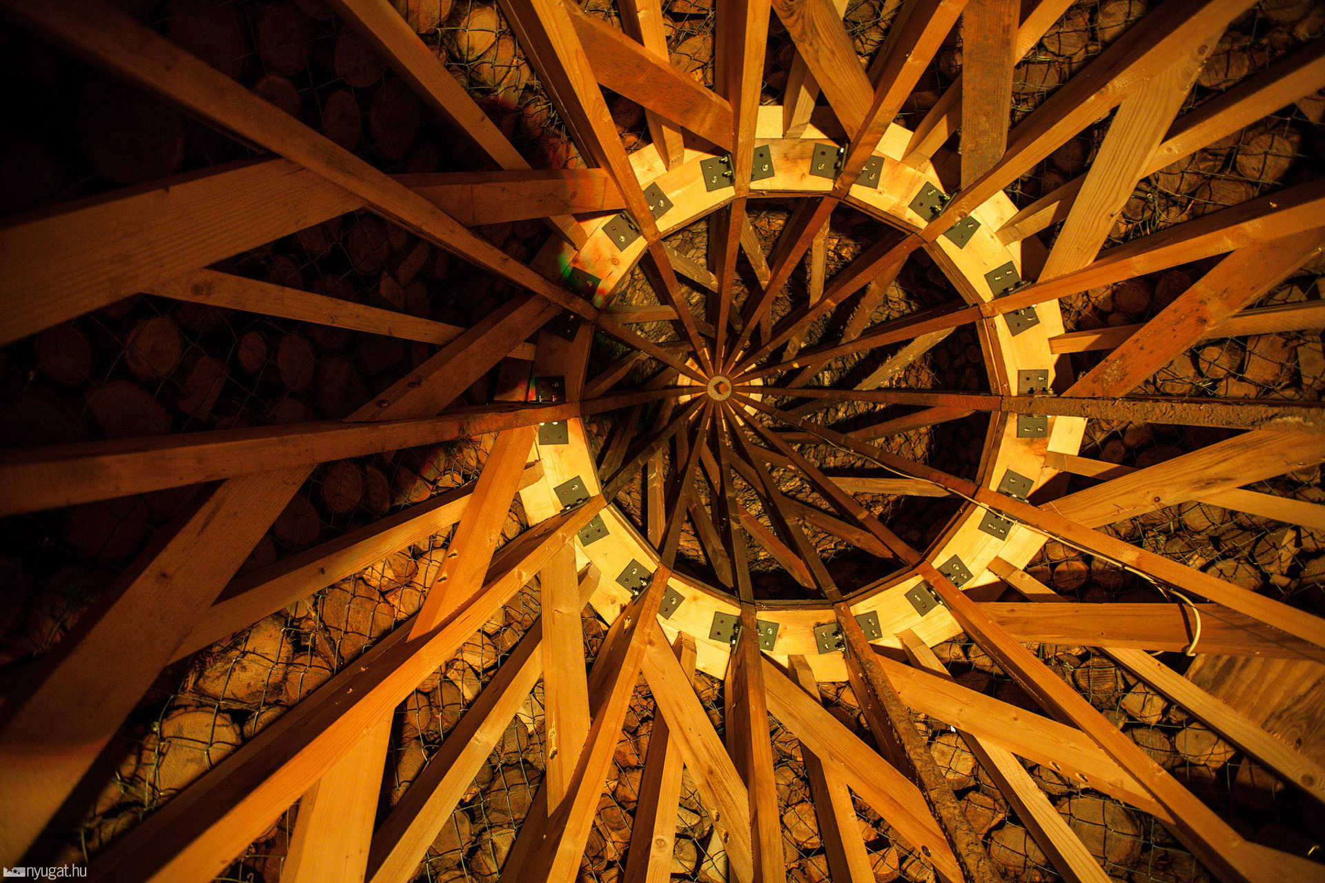 A Hello Wood karácsonyfája a budapesti Erzsébet téren, a Design Terminál előtt