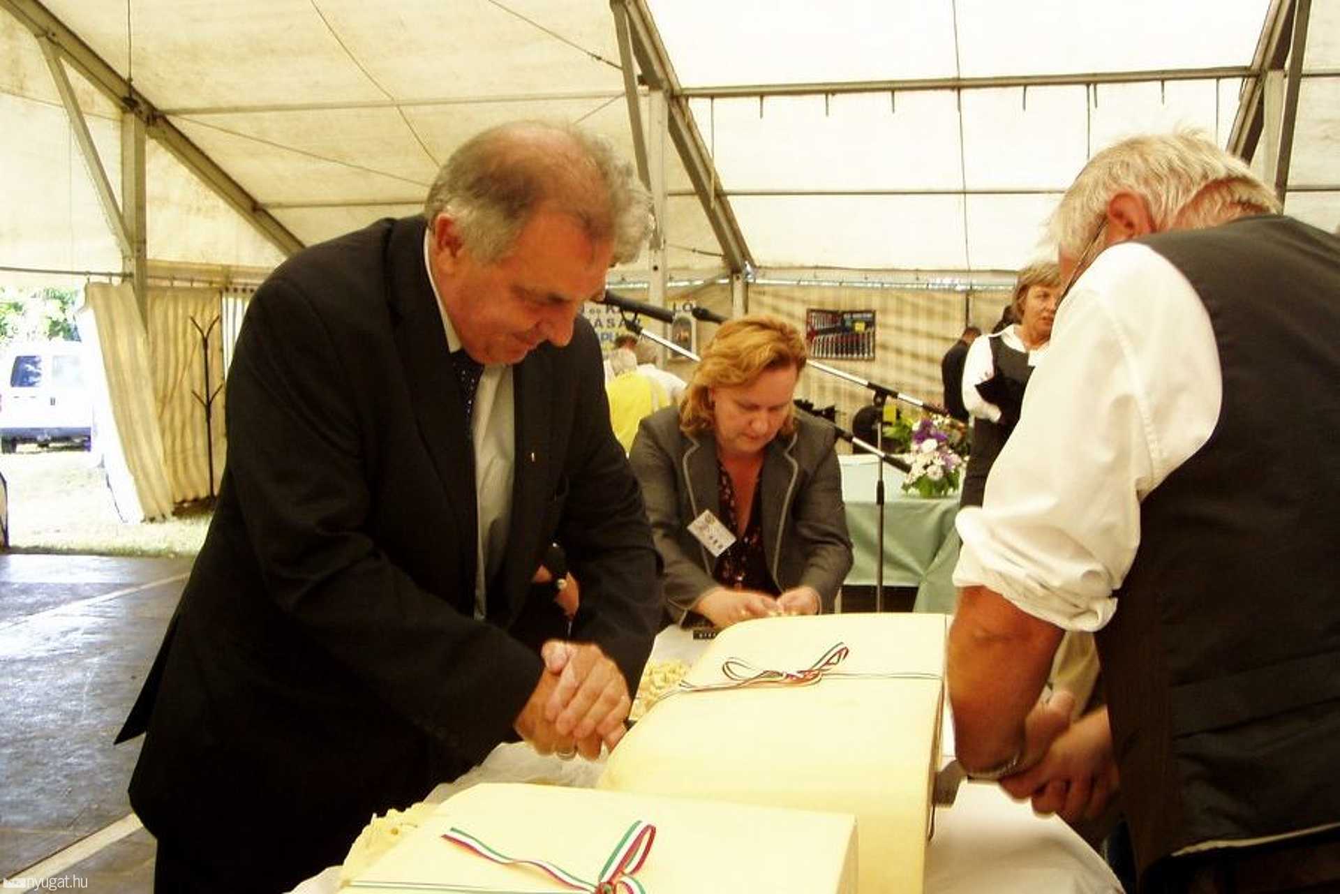 Ketten is nehezen bírnak vele