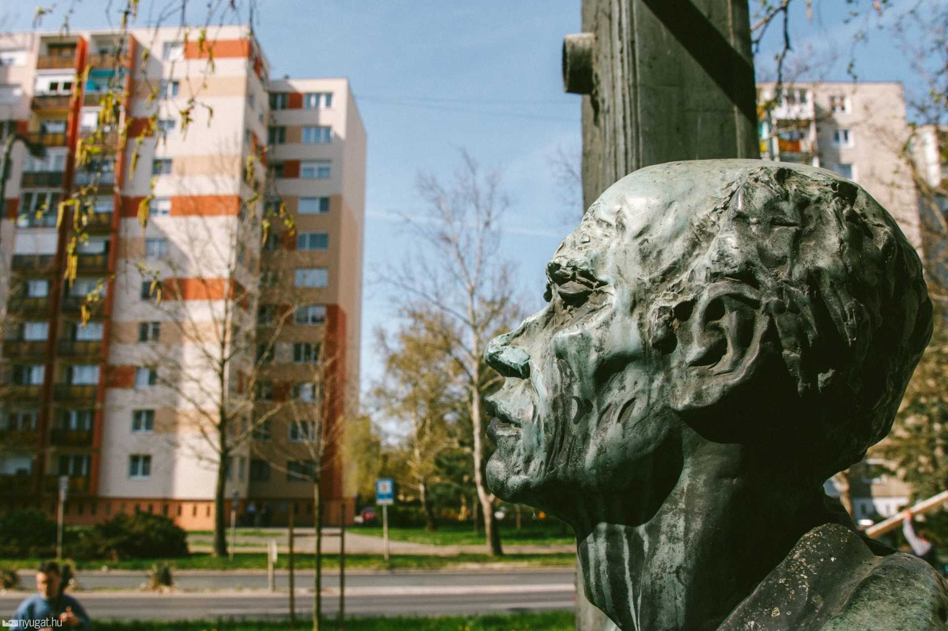 Derkovits Gyula szobrának koszorúzása