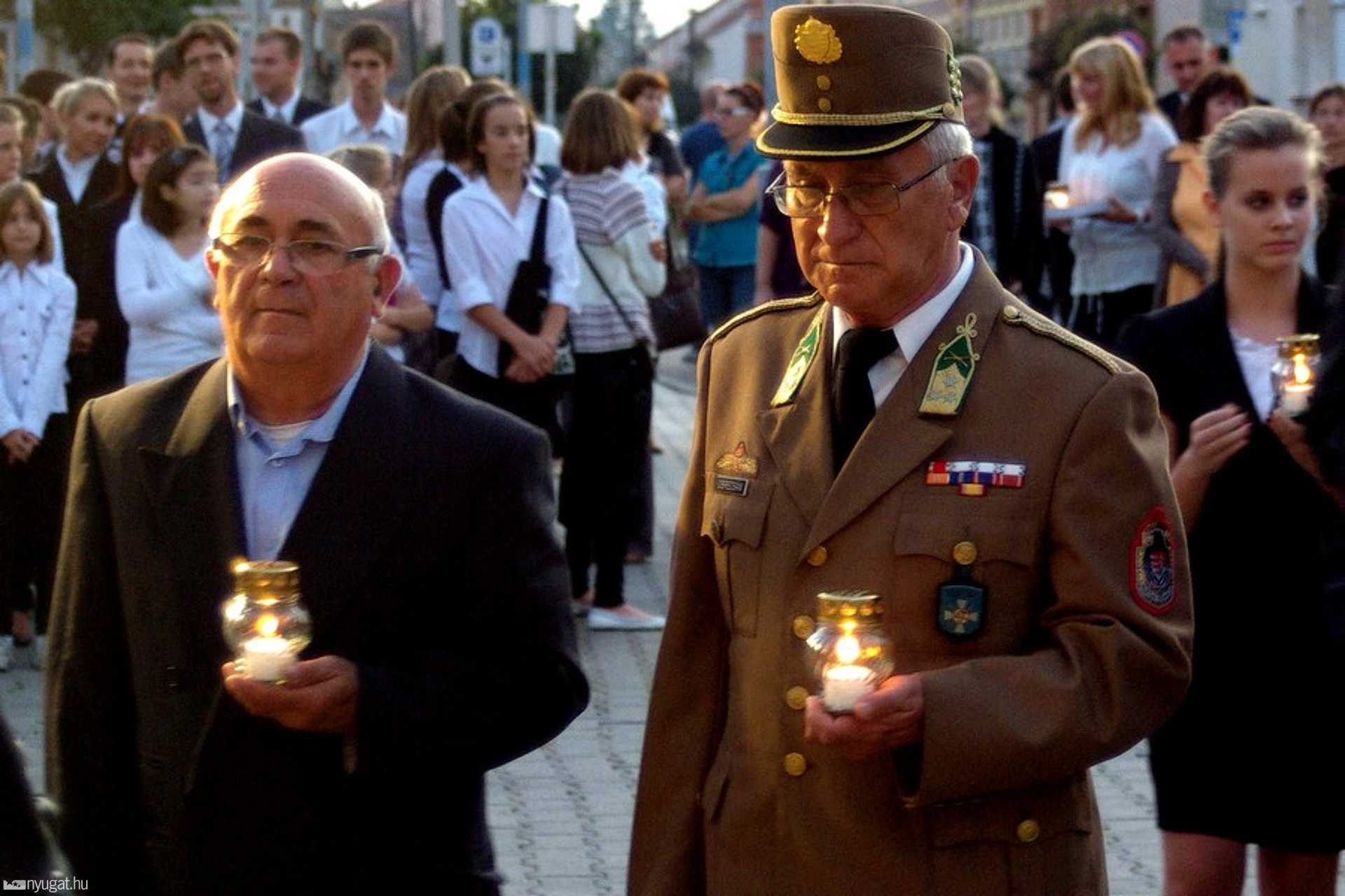 Gyertyagyújtás Gr.Batthyány Lajos emléktáblánál