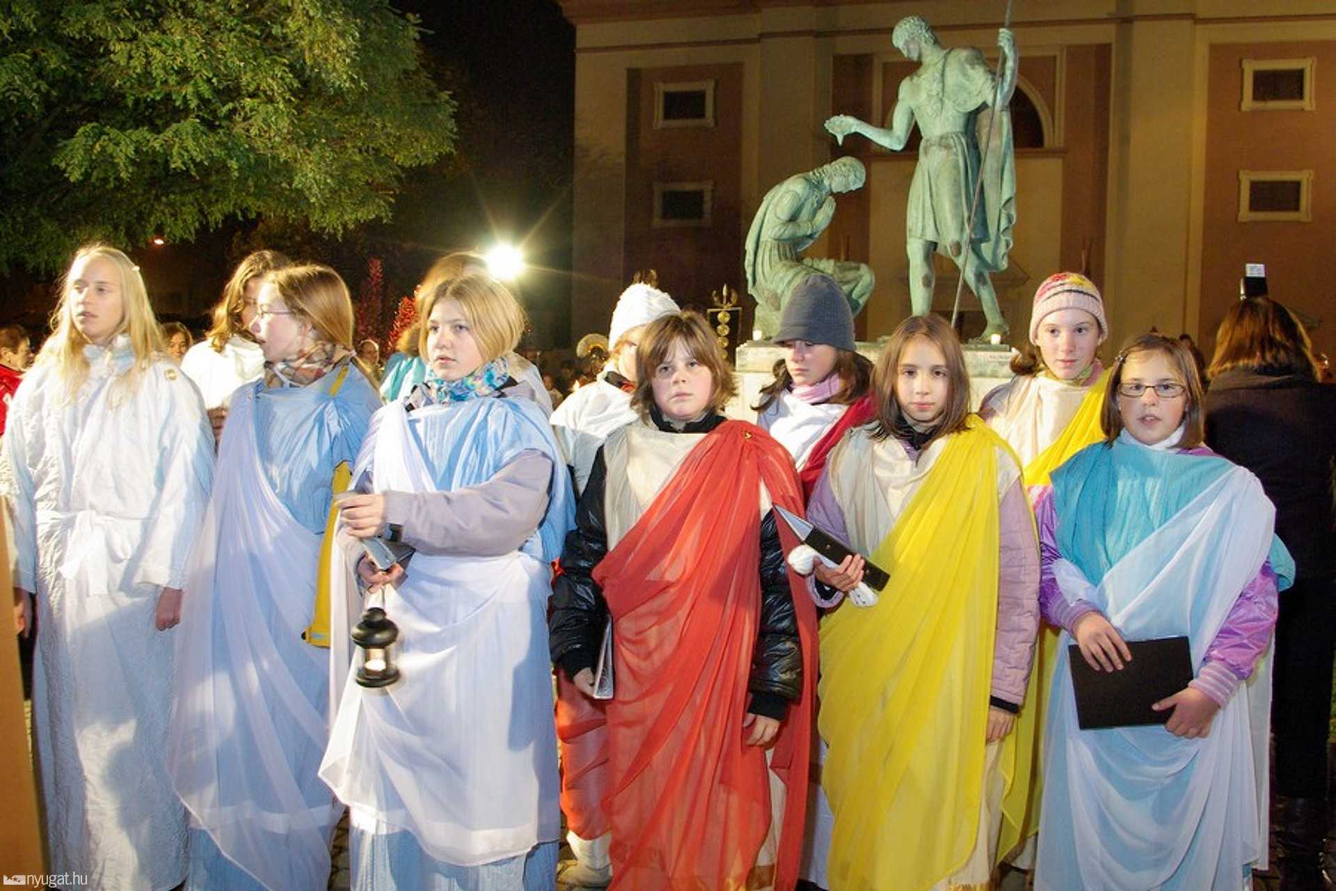 Lampionos felvonulás és koszorúzás