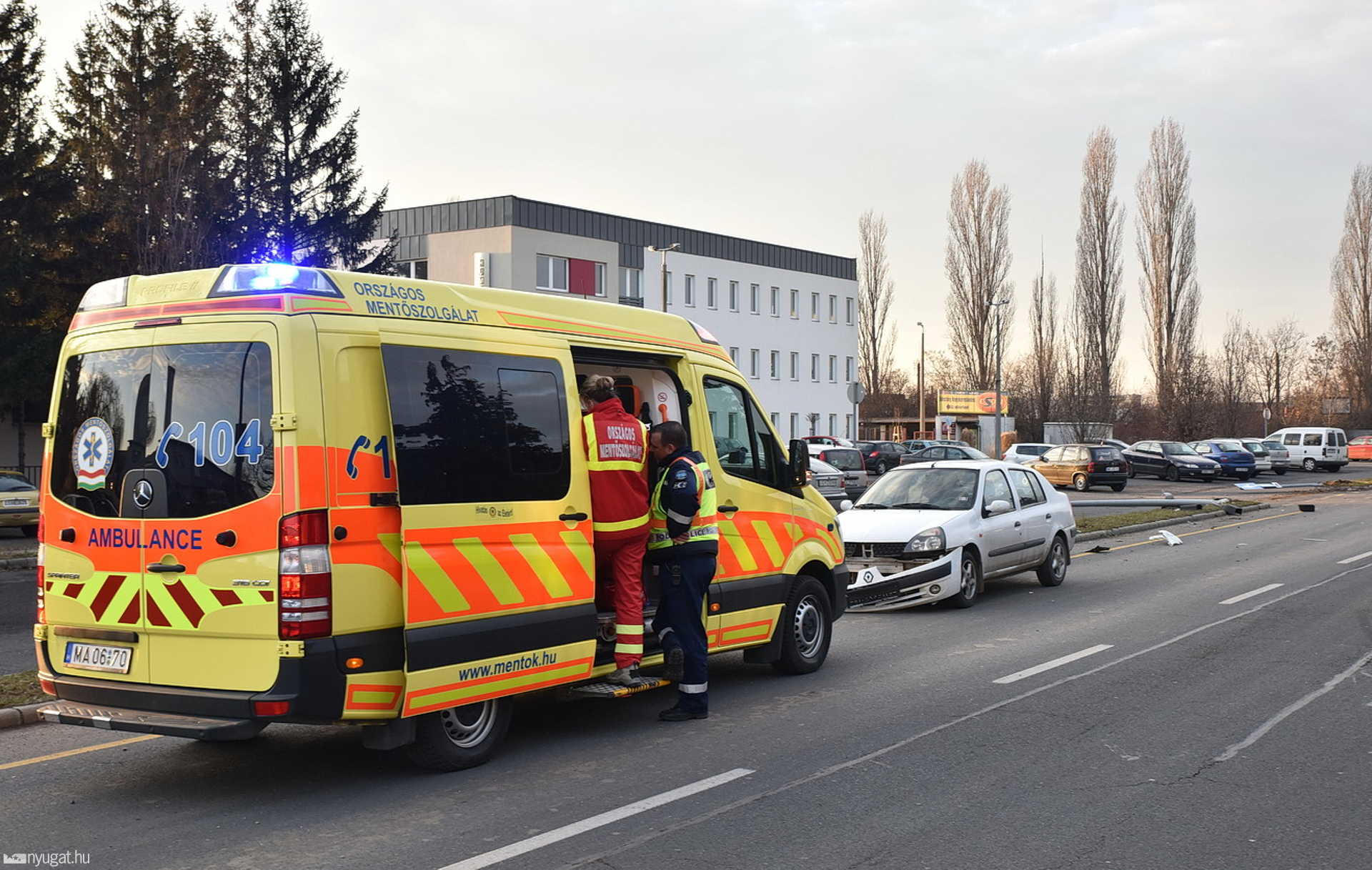 Oszlopokat döntött egy Renault Szombathelyen