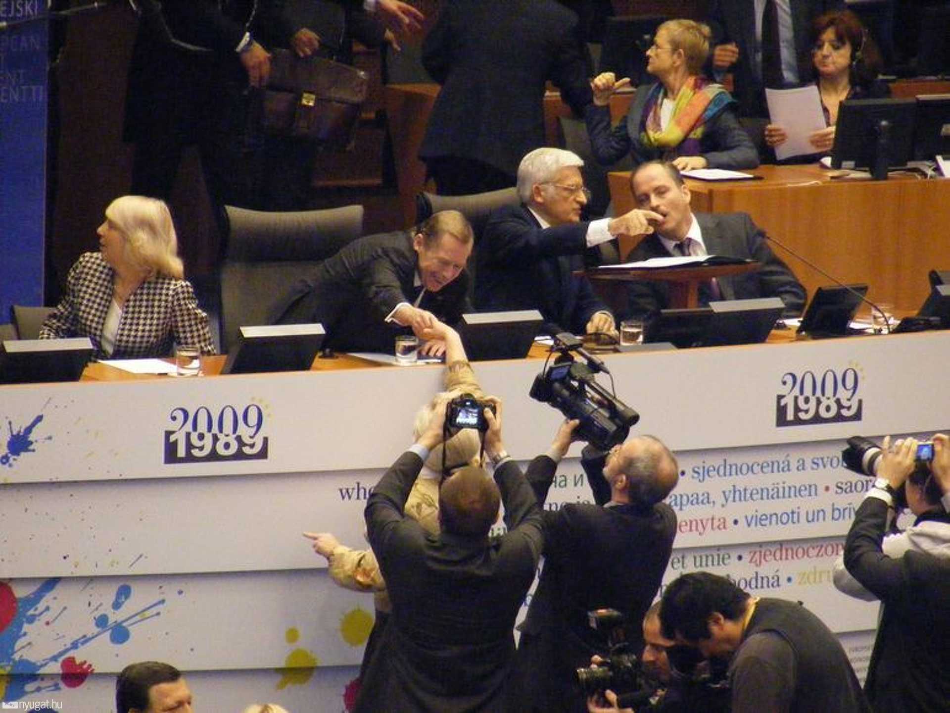 Václav Havel köszönti a sajtót