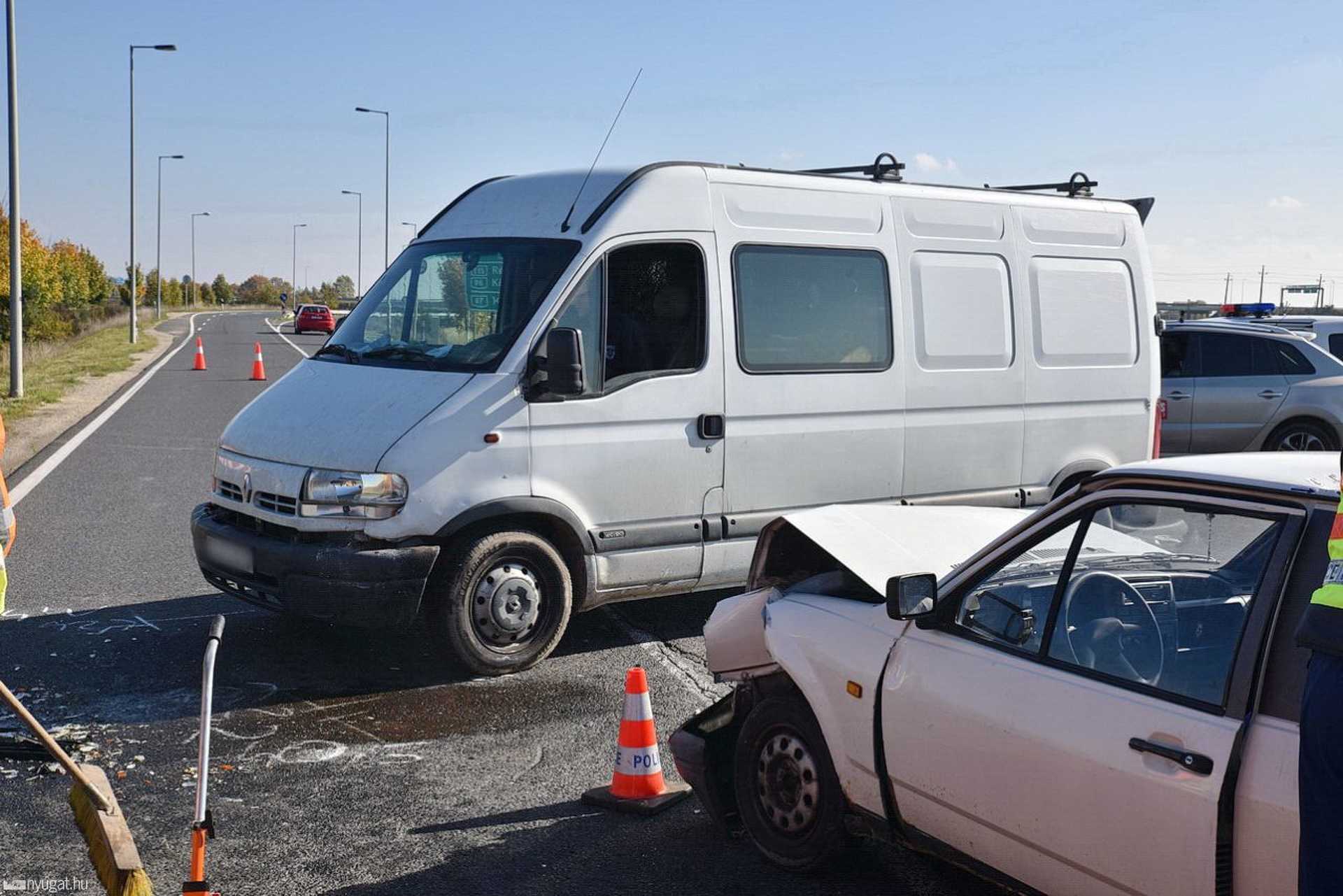Kisáruszállító és személyautó ütközött a 87-esen