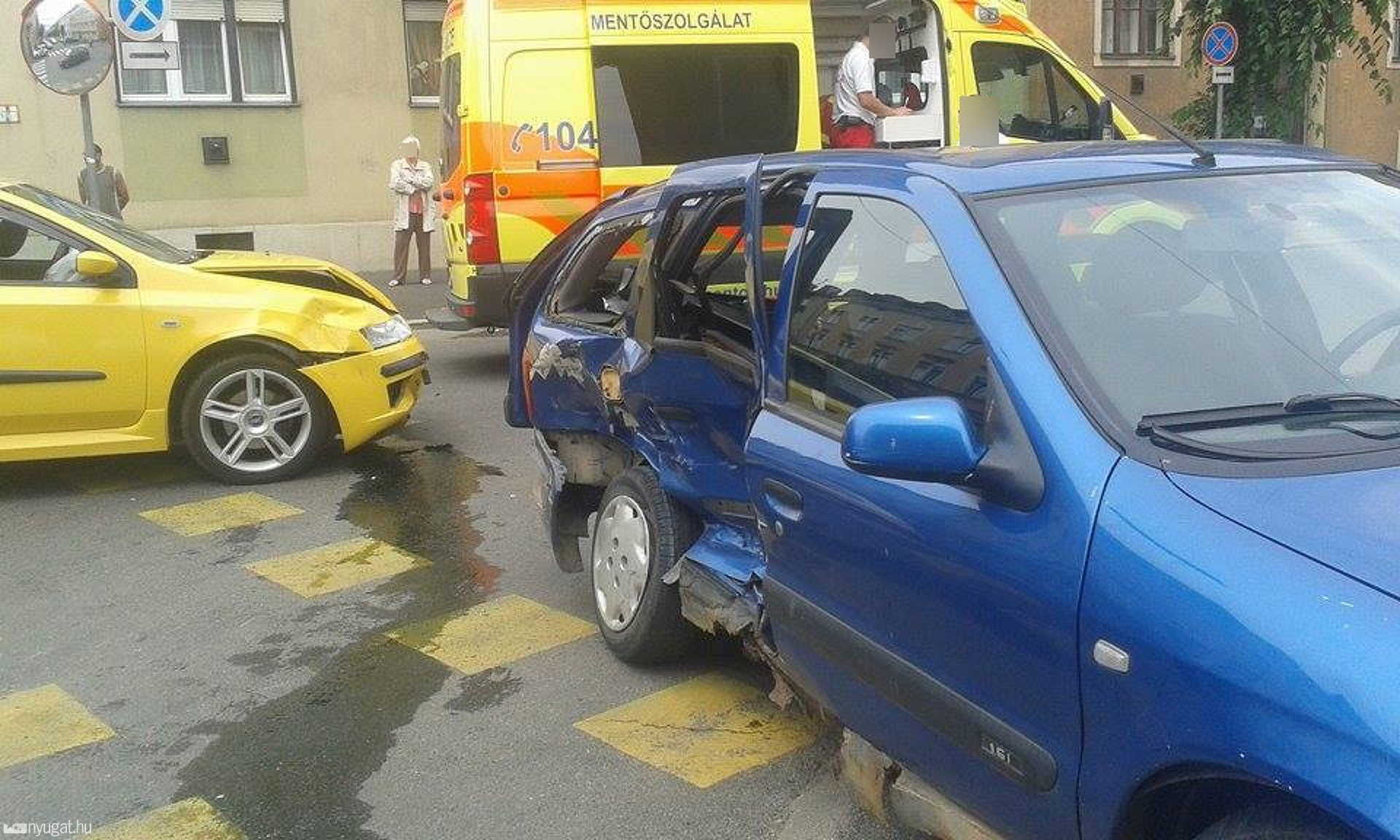 Két autó ütközött Szombathelyen