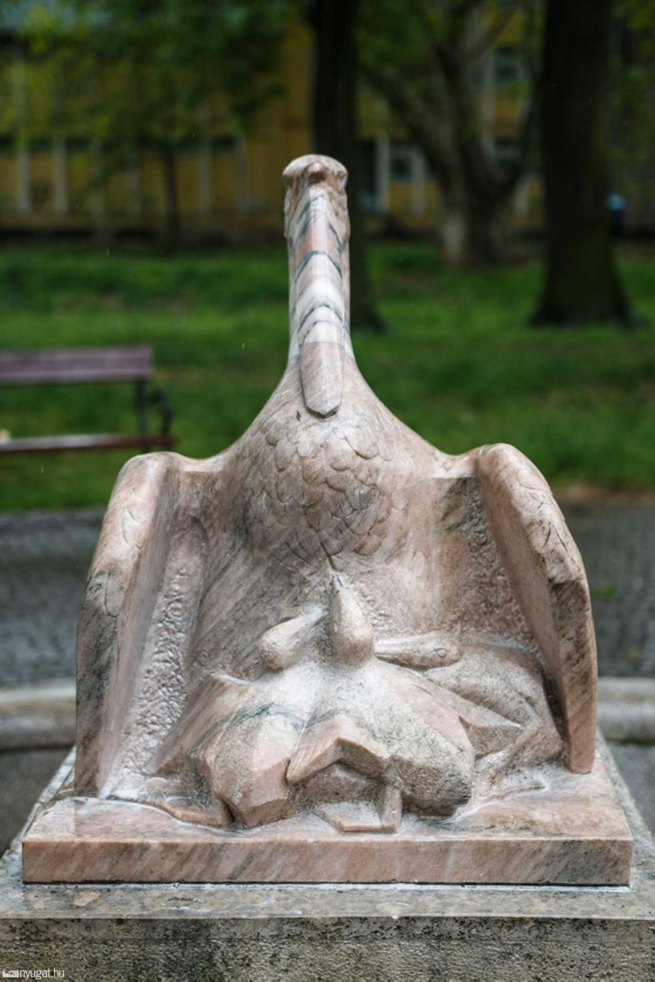 Pelikán szobor