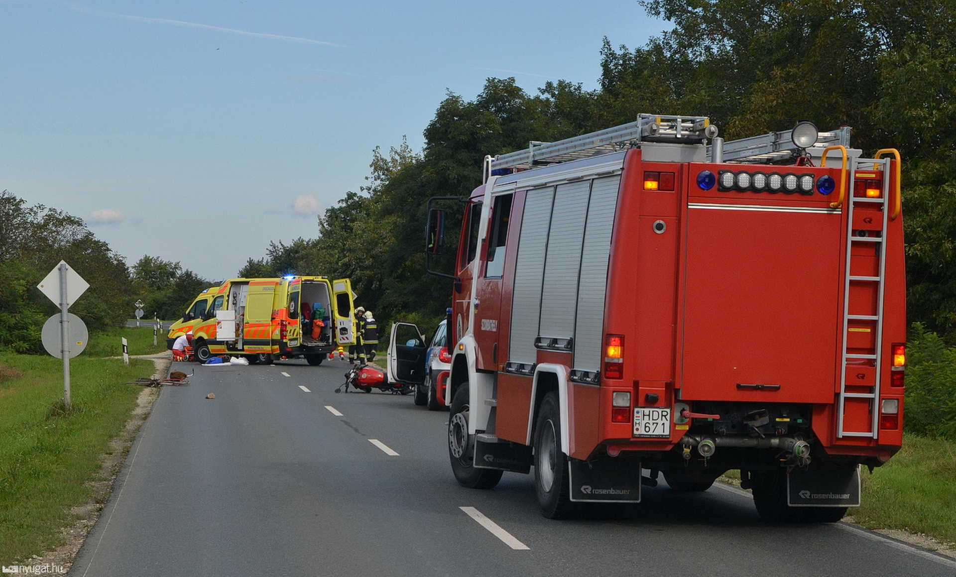 Motor elé tekert a kerékpáros a 87-es főúton 