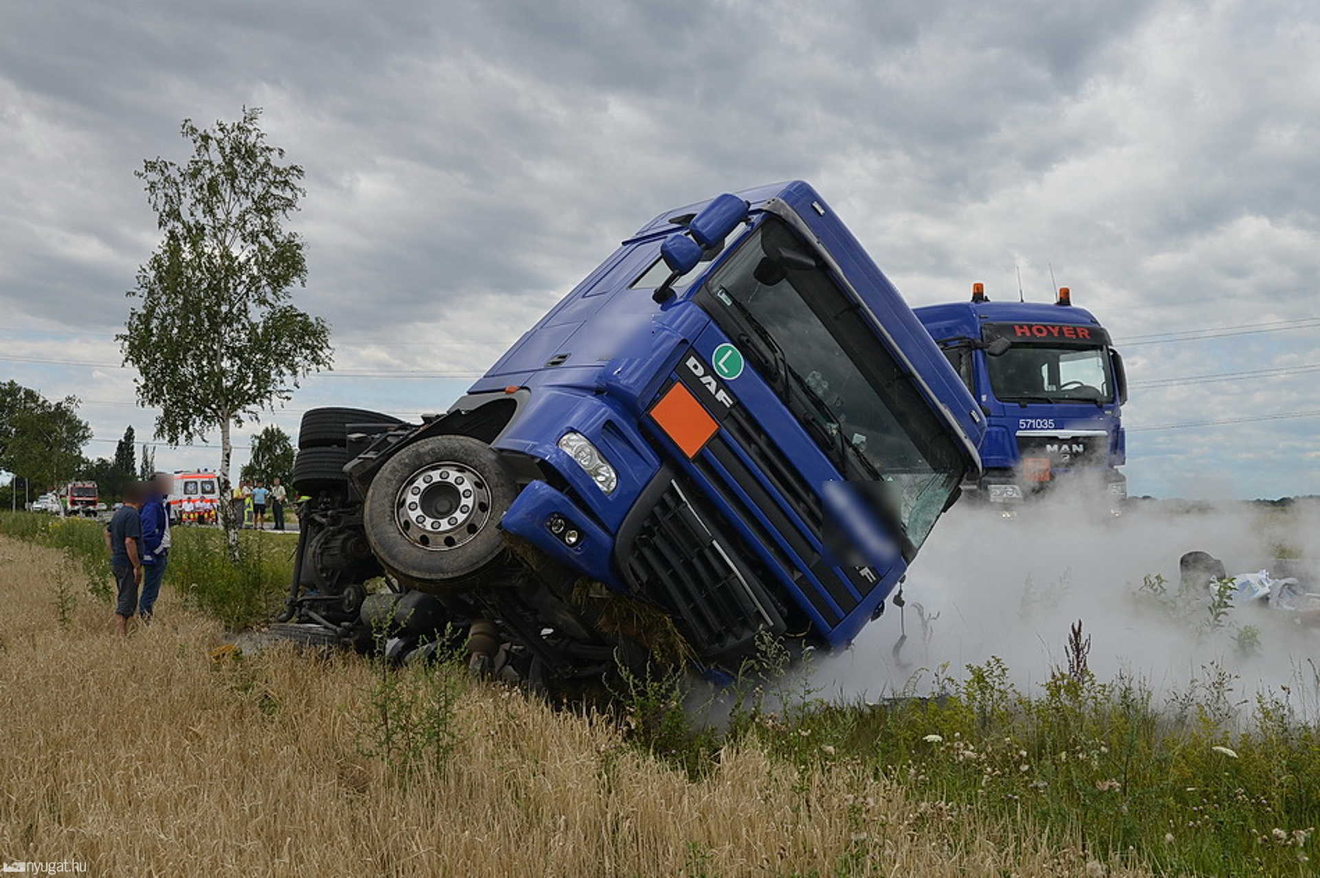 Három kamion és személyautó ütközött a 86-oson, Répcelaknál 