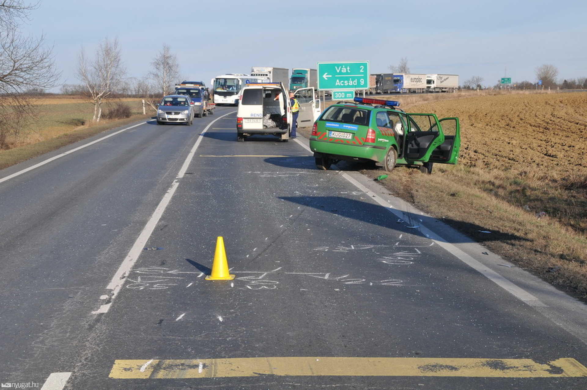 A nyomokból egyértelműen látszik, hogy a Citroen ment át a szemközti sávba