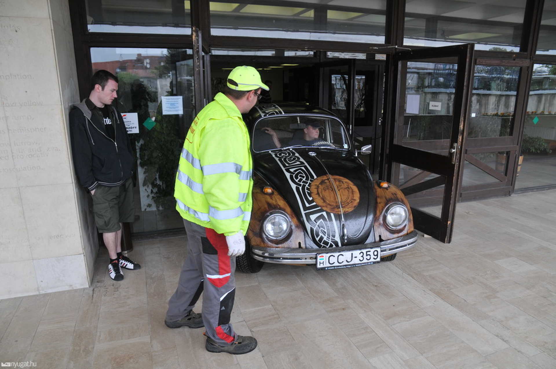 Autómentők juttatták be a VW Bogarat a Szombathelyi Képtárba