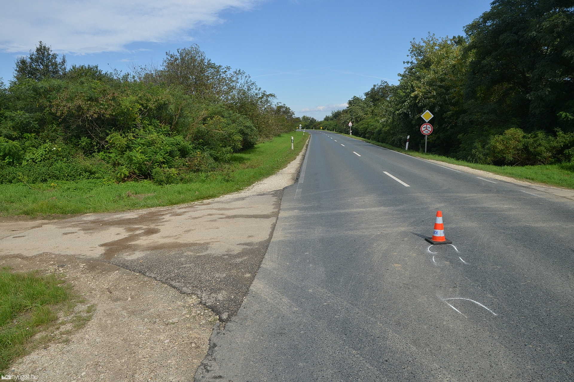 Motor elé tekert a kerékpáros a 87-es főúton 