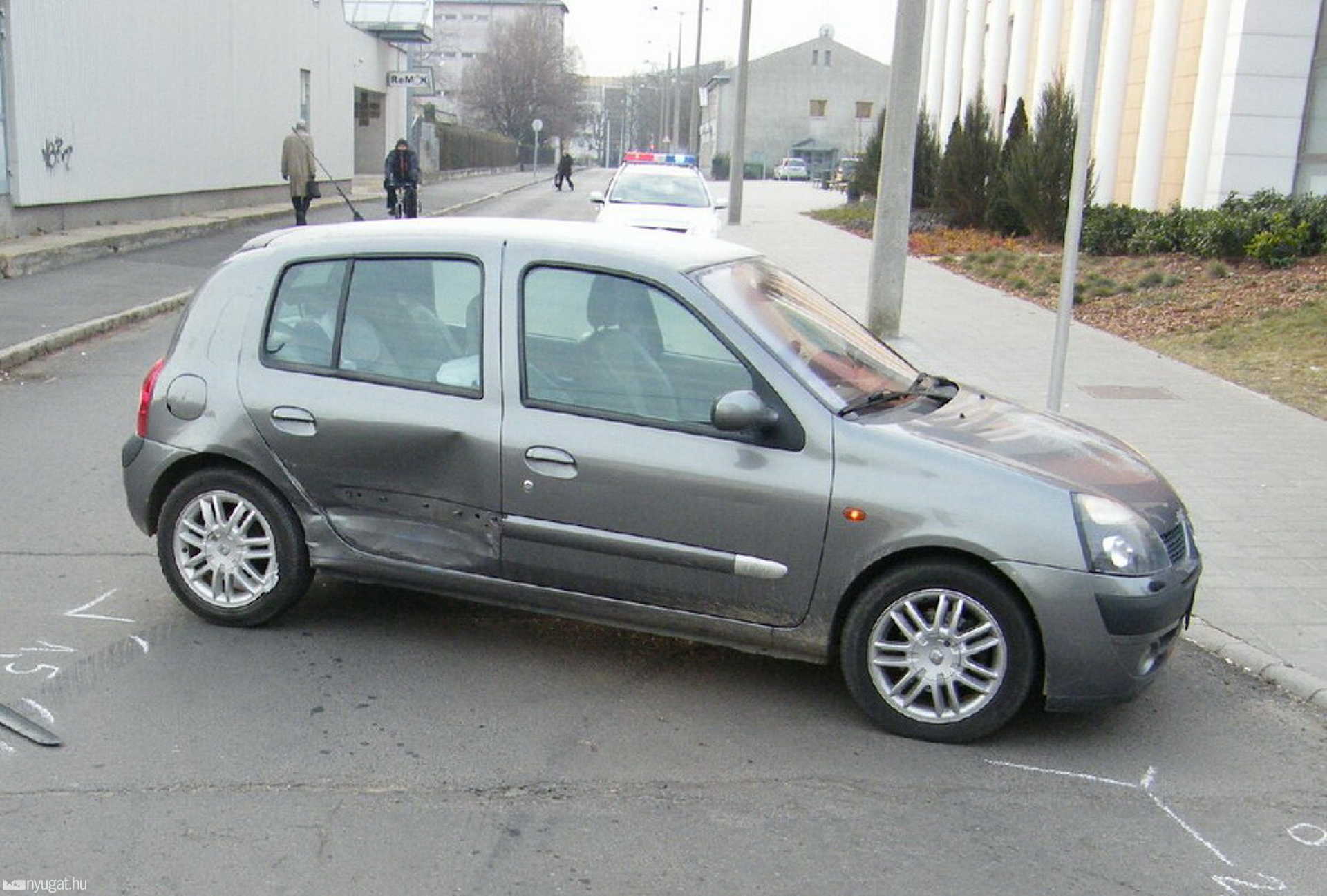 Rendőrautóval ütközött a szabálytalan clio-s Szombathelyen