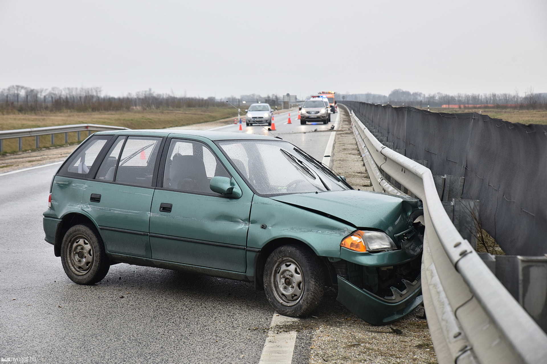 Leesett a navigáció, balesetet szenvedett a sofőr az M86-on