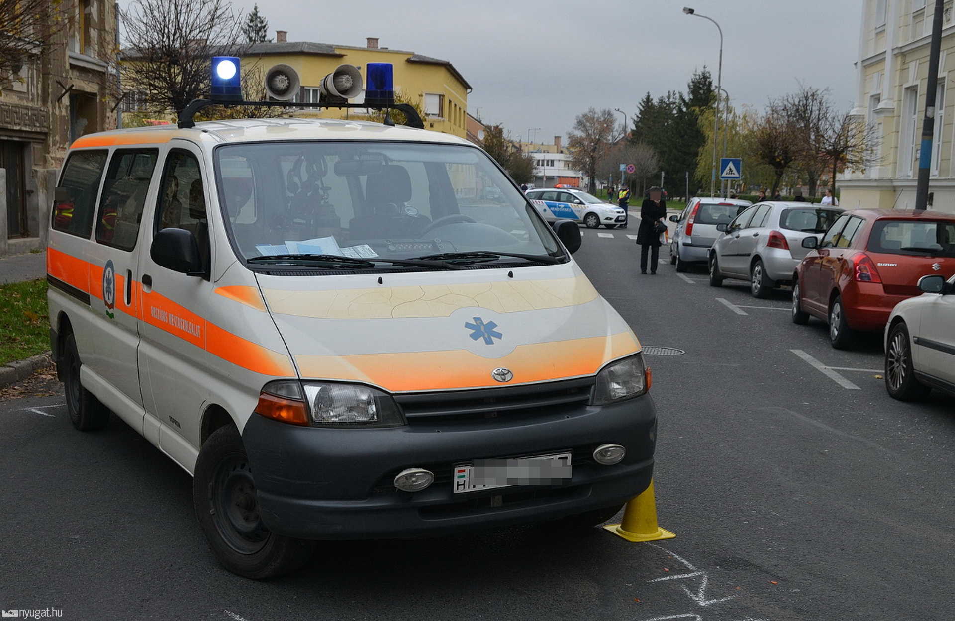 Kanyarodó mentőautóval ütközött egy Suzuki Szombathelyen