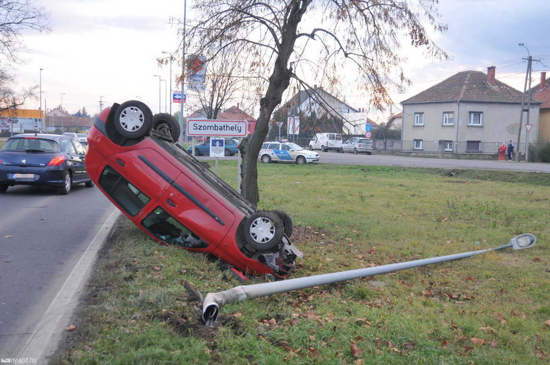 Oszlopot döntött és fejreállt a Renault Szombathely határában