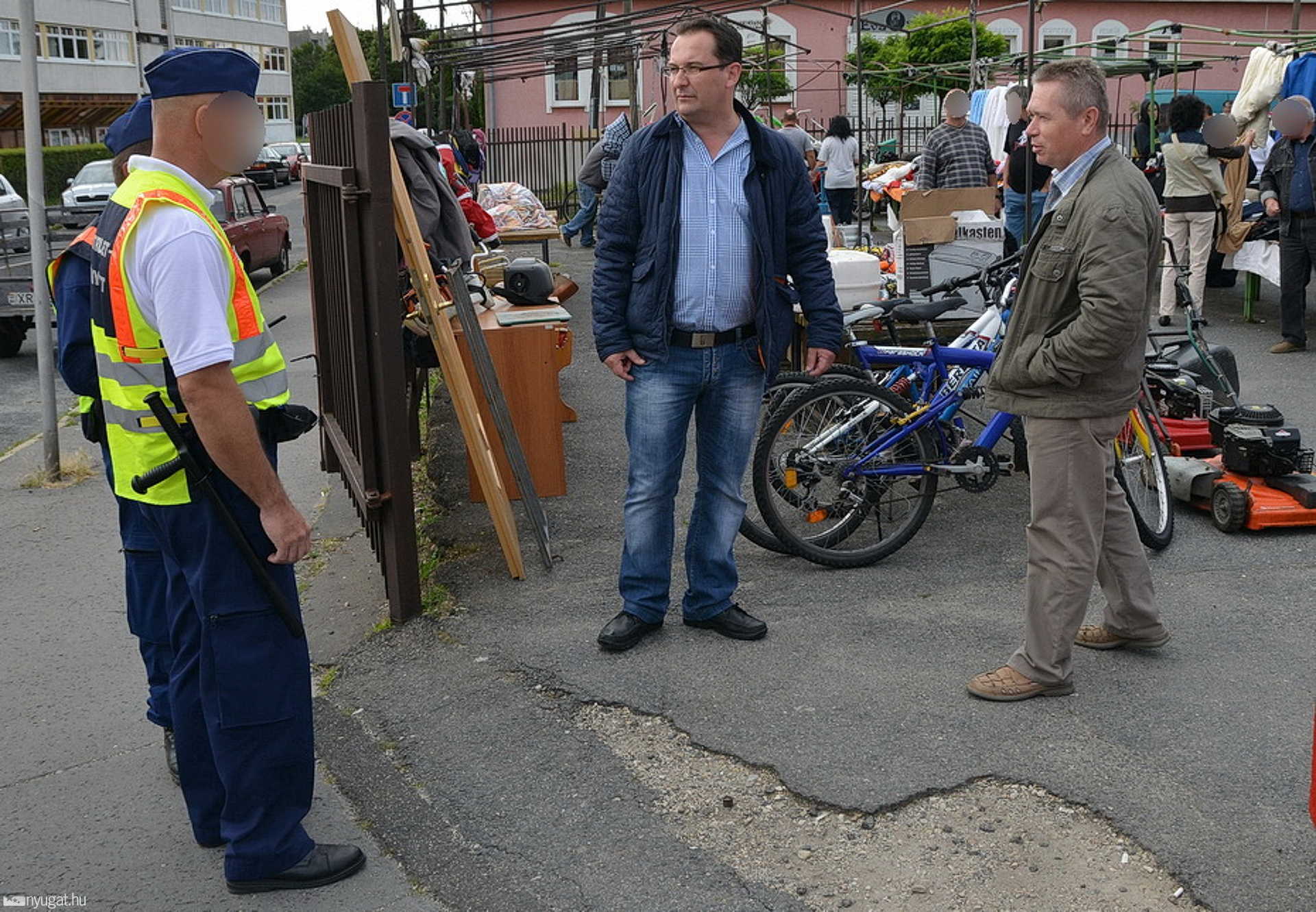 Szombathely rendőrkapitánya (jobbra) és helyettese a razzián