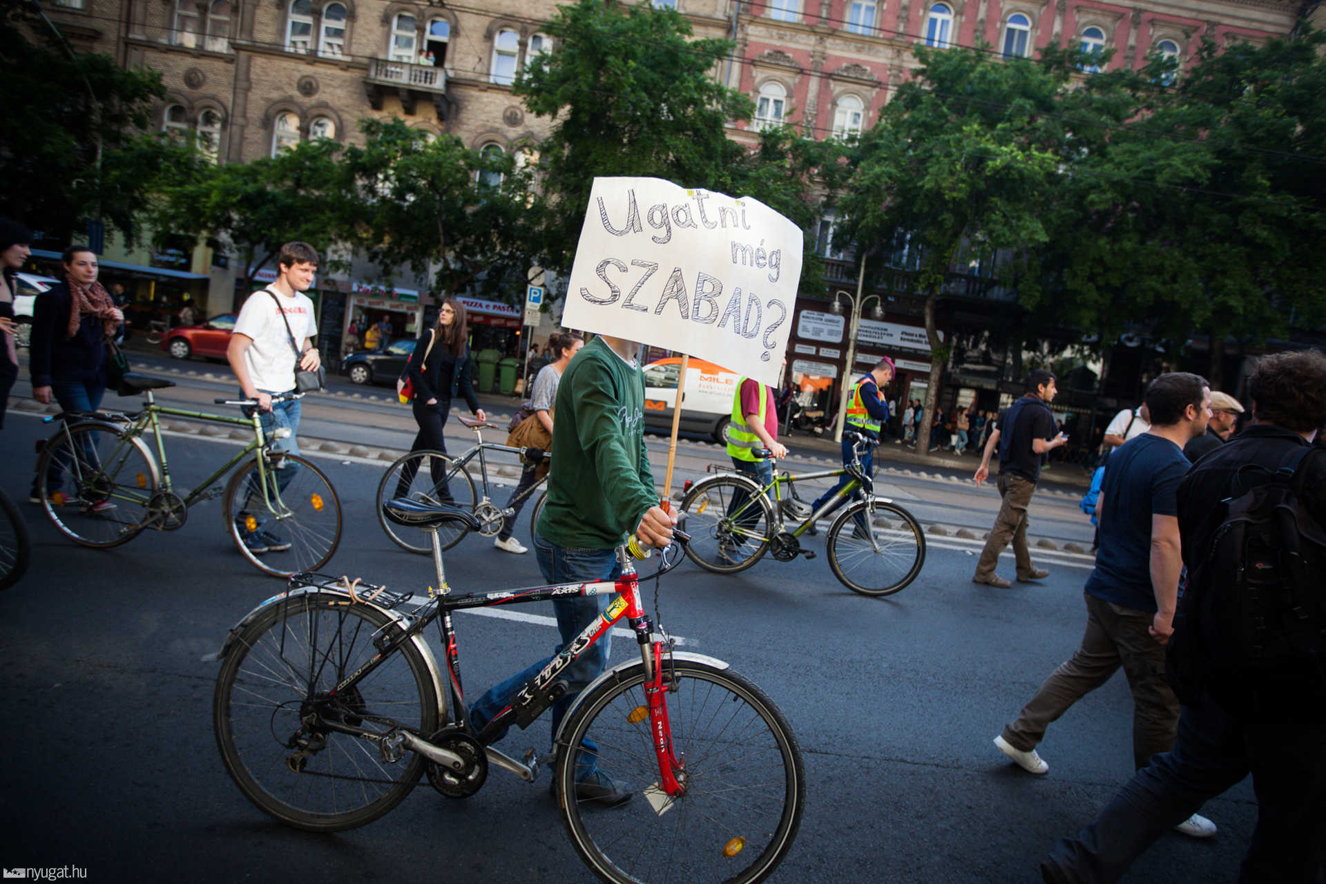 Tüntetés a sajtószabadság és Sáling Gergő Origo-főszerkesztő mellett Budapesten